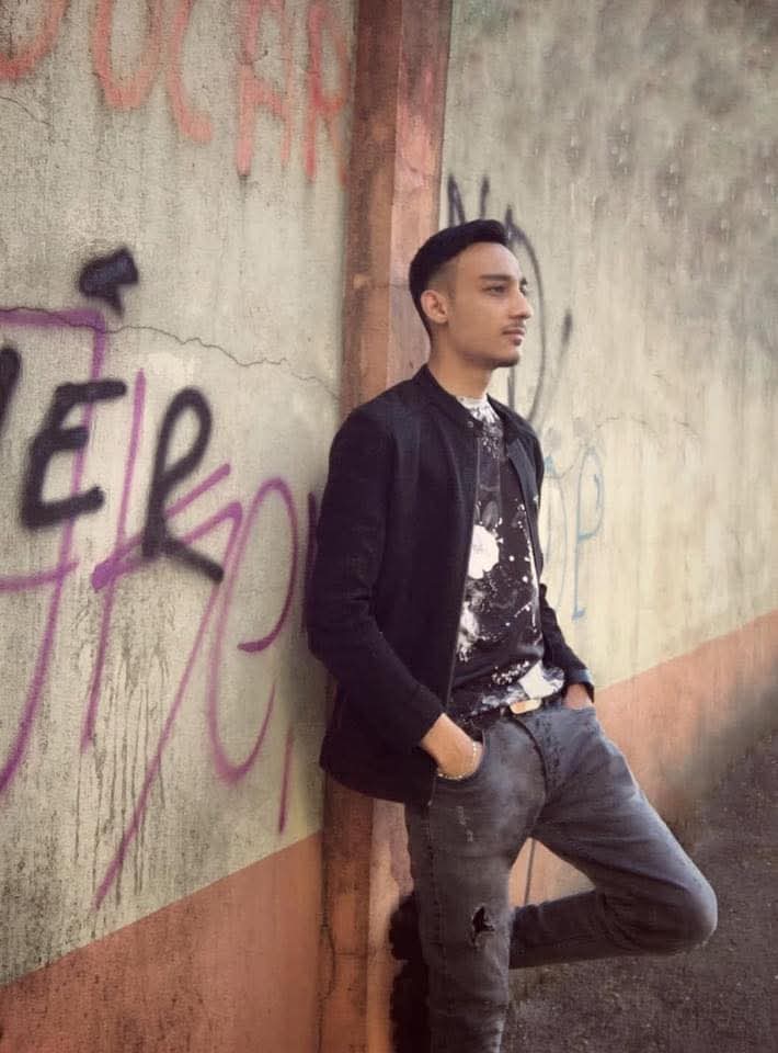 Bucuresti - Escorta Sexy - La locatia ta ma deplassz vin cu drag si chef de distractie garantata inainte de intalnire scrie mi cu 1 ora mai devreme 
Posibil si fara prezervativ .  .  (in general folosesc condom )
Imi place sa bem vin si sa discutam inainte.  .  .  
Sa ne cunoastem daca e cazul si ti-e iti place 
Sau putem face totul dupa cum crezi tu 
Atat cat sa ma tina pe mine activ 
Sunt bisexual dotat baiat slabut educat cu incredere si vointa de a face totul bine 
Sunt sigur ca ma vei chema din nou si din nou la tine sau in locatia respectiva 
Pentru noi doi.  
Pentru satisfactia care ?i-o ofer