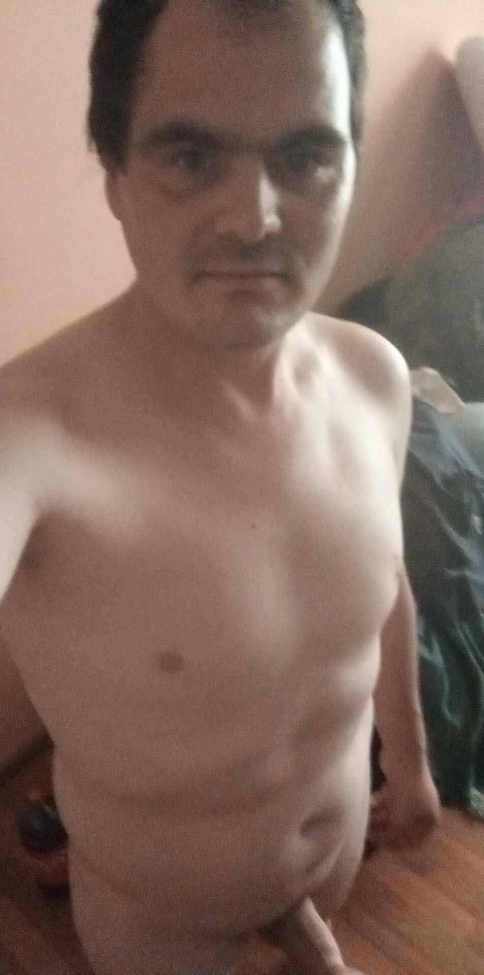 Galați - Escorta Sexy - Eu sunt Marian din Tudor Vladimirescu jude?ul Gala?i sunt în c?utarea unui pasiv tineri îmi place s? o dau foarte mult la supt cu tot cu sperm? ?i când este culcat? sunt doar activ cine vrea s? o facem cu adev?rat Eu locuiesc cu p?rin?ii nu am loc dar a? vrea s? o dau la supt