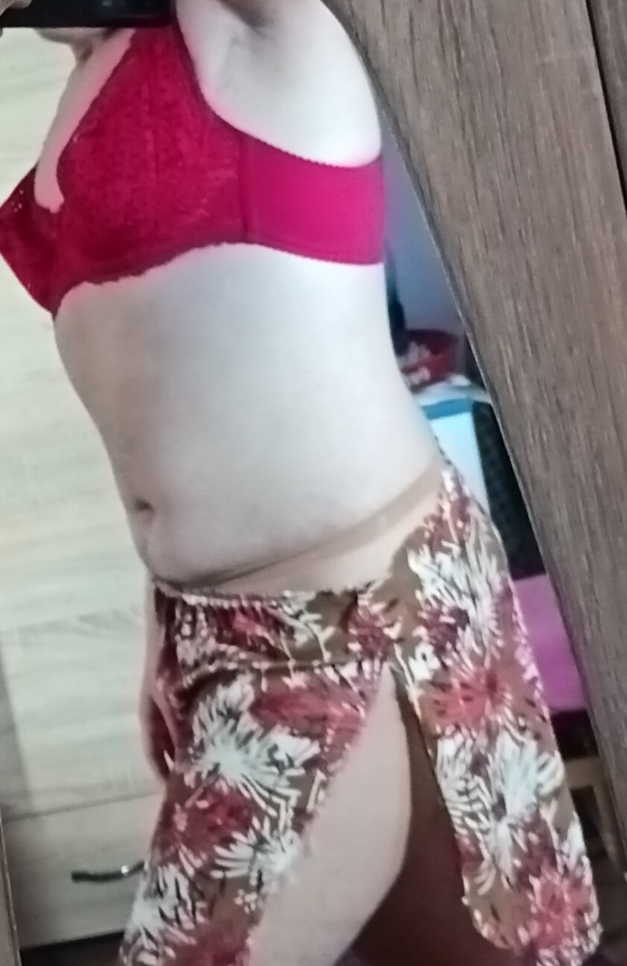 Iași - Escorta Sexy - B?iat tân?r, activ, ofer servicii intime, masaj de relaxare ?i striptease b?rba?ilor genero?i.  M? travestesc sexy.  Trimite?i mesaj pe WhatsApp sau suna?i pentru o programare ofer si cer discre?ie. 