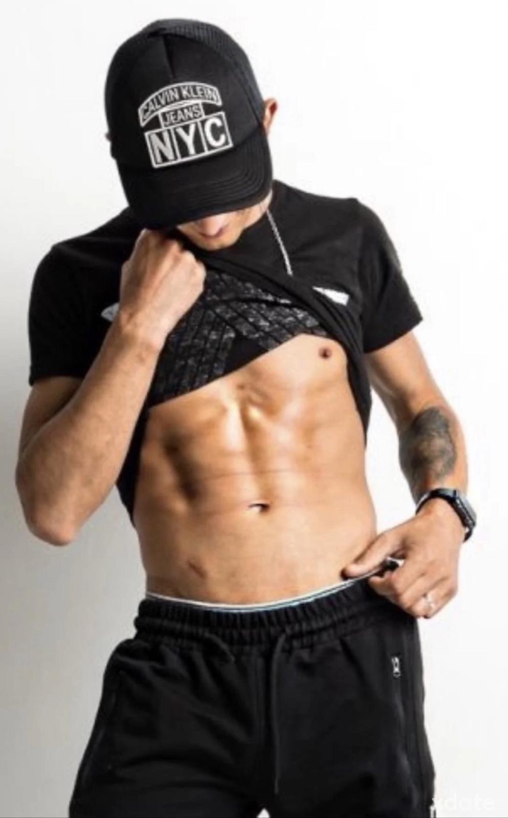 Bucuresti - Escorta Sexy - Salut, ma numesc David , 28 ani , activ cu locatie .  Va ofer masaj de relaxare erotic si multe alte fantezii, trebuie doar sa fi decis ce vrei! Nu raspund la numere private ! Nu trimit poze xxx! Cei ce au pofta de caterinca vor fi blocati! Mai multe detalii va astept la telefon sau whatsApp! Multumesc