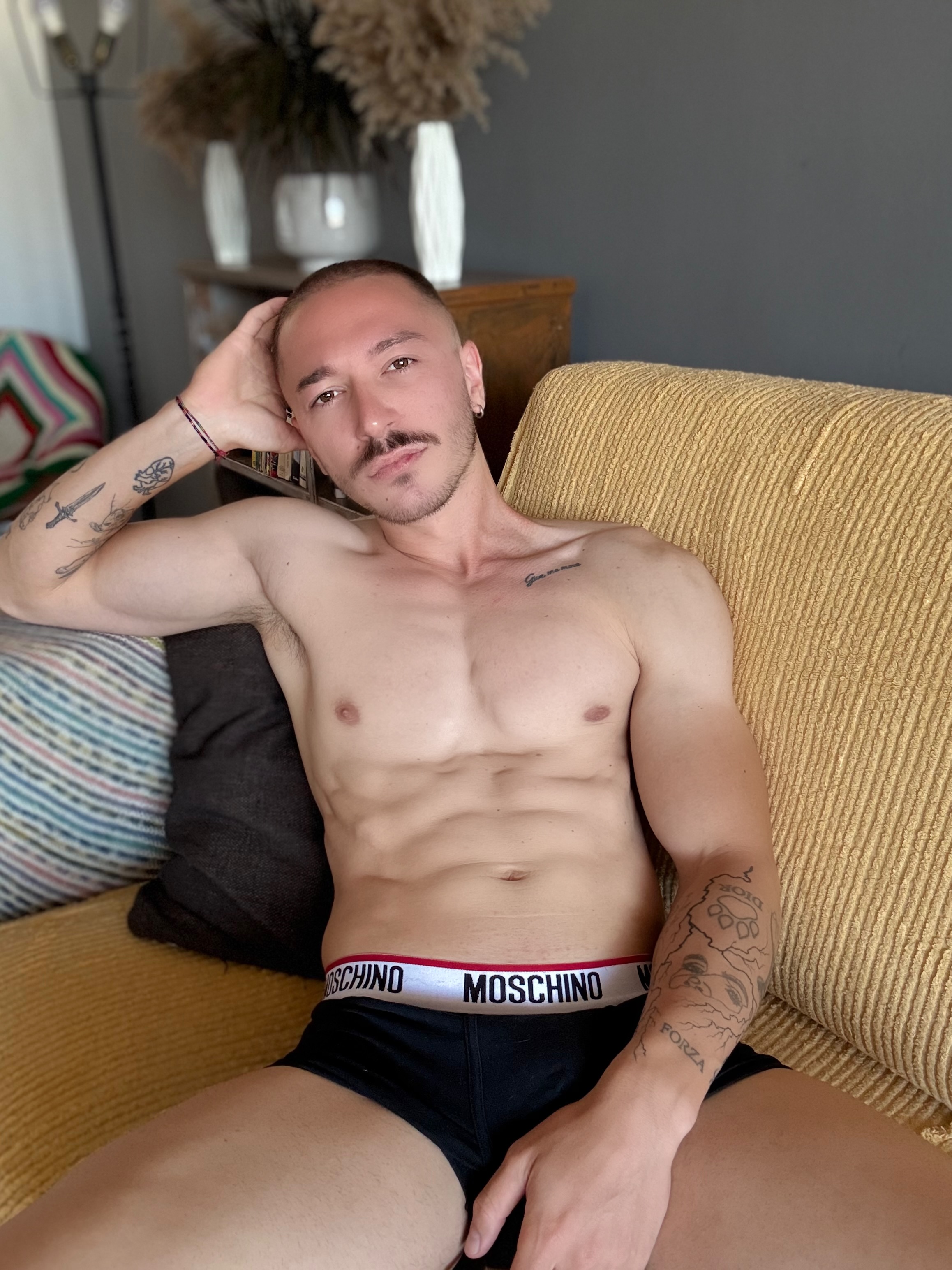 Escorta Oras: Brasov - Escorta Telefon: 0754481980 -  Servicii Escorta : Salut!
Sunt Luca, am 27 de ani, sunt un b?iat activ, am loc în centru civic în Bra?ov.  
Sunt un tip îngrijit, curat, ofer discre?ie maxim?, fac ?i masaje de relaxare, aten?ie la detalii, ?i totul f?r? grab?.  

Cer maxima igiena ?i seriozitate.  
Sunt deschis la orice cerin?? pe care o po?i avea, po?i s?-mi scri pe Whatsapp orice fantezie ?i o s? discut?m despre asta.  

A?tept mesajul t?u DOAR pe whatsapp pentru a discuta mai multe detalii, trimit ?i poze pe whatsapp. 