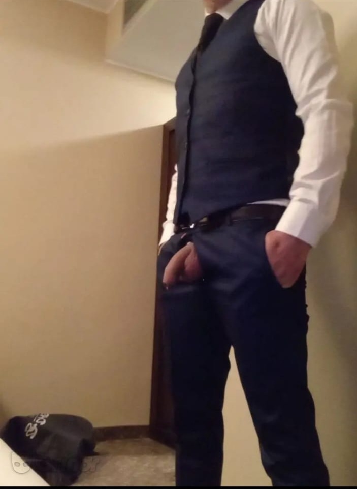 Bucuresti - Escorta Sexy - Tanar dotat versatil 22cm ofer masaj de relaxare la domiciliu meu domnilor discre ?i genero?i