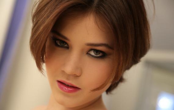 Bucuresti - Escorta Sexy - Recent venita din provincie, caut cunostinte din oras, dar si pentru mai multa experienta si placere reciproca.  Daca apreciezi energia si devotamentul unei pustoaice lipsite de prejudecti, nu ezita sa ma cauti.  trimite numele meu, CORINA prin SMS la numarul 1533  si eu te voi contacta pe loc, indiferent de ora.  Sunt sigura ca vei aprecia dedicarea, pasiunea si tineretea mea :) Sunt deschisa si la propuneri indecente, dominare cu sau fara jucarioare, dupa cum ne intelegem.  Te sarut si te astept, ma poti si suna direct pe nr O9O6-760-645, doar sa fi adult! Tarif 1, 5 eur/sms si 1, 3 eur/min, fara tva. 