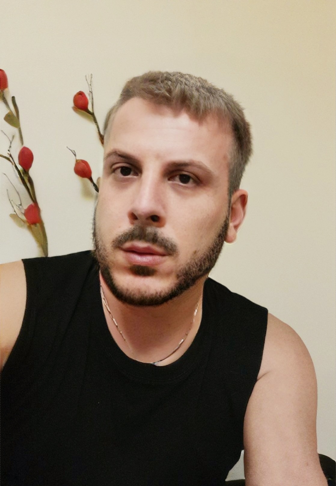 Bucuresti - Escorta Sexy - Barbat ACTIV usor versatil cu experienta in domeniu ofer clipe de tandrete ca parte activa si verstil domnilor dornici ce experiente noi cu un barbat cu experienta ce-ti poate pune la dispozitie clipe unice relax.  Disponibil mai mult in timul zile, programarea se face cu o ora inainte, nu raspund la mesaje