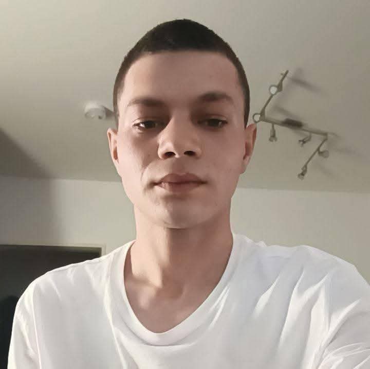 Alba Iulia - Escorta Sexy - Suntem Cuplu Gay c?ut?m domn generos s?i facem pe plac Nu de?inem loca?ie dac? te intereseaz? nu ezita sa ne contactezi  Pre?ul se poate negocia in func?ie de pl?cere ?i dorin?ele dumneavoastr?