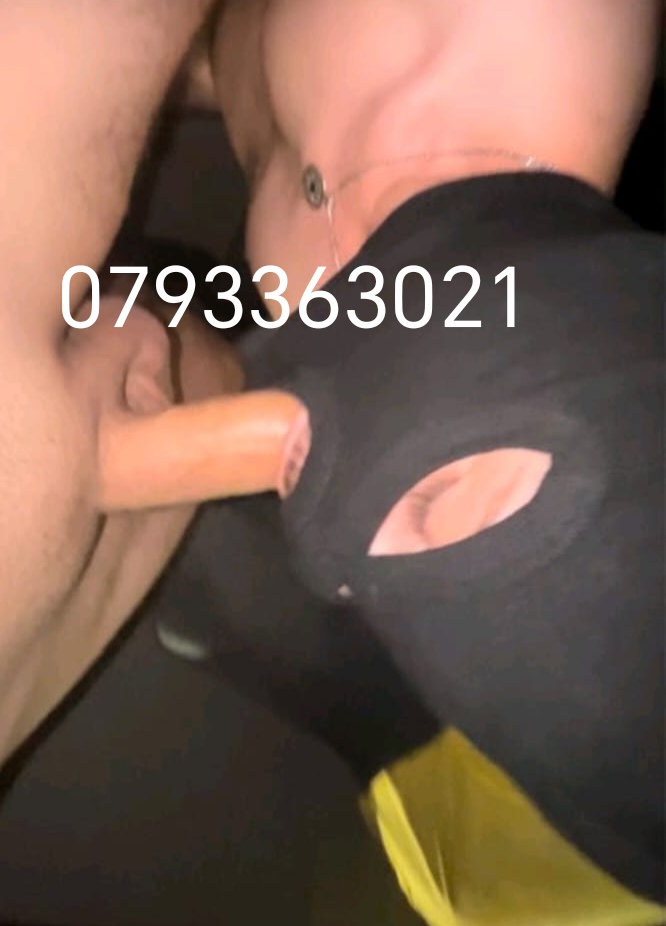Bucuresti - Escorta Sexy - Tân?r gay dotat versatila 22cm cu loc pentru domni genero?i