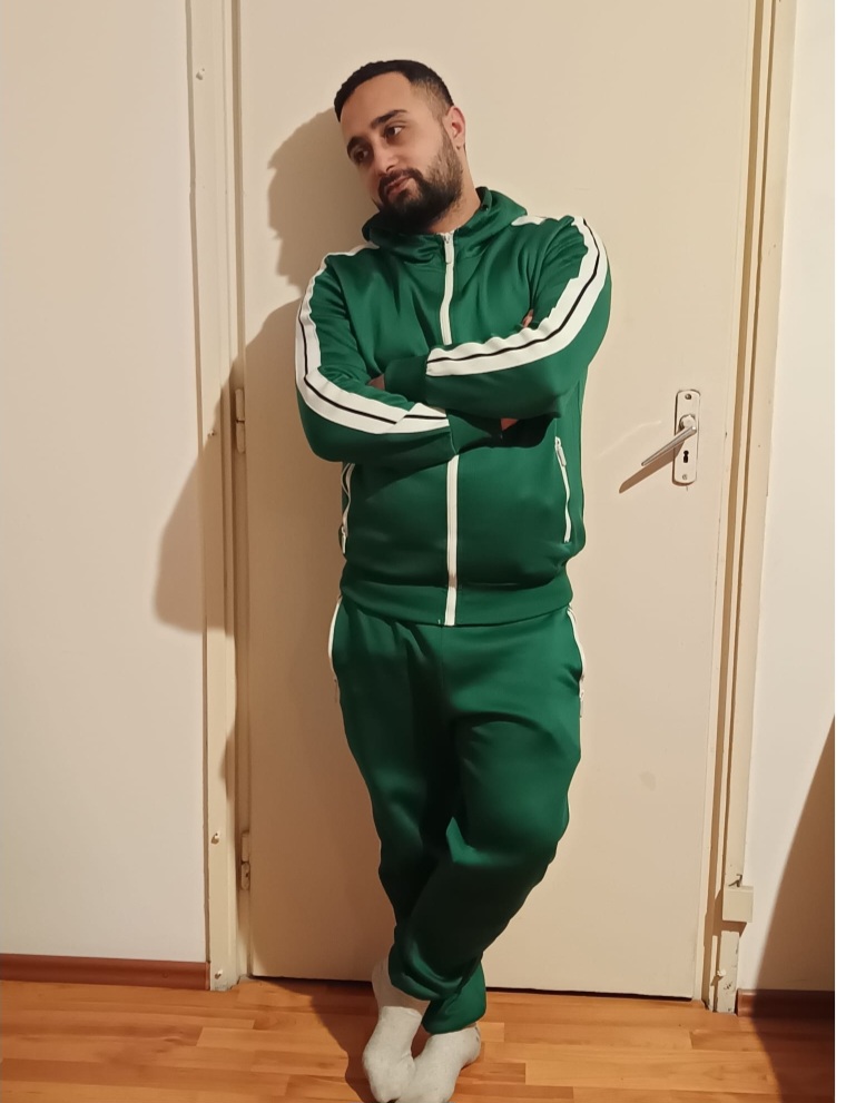 Bucuresti - Escorta Sexy - Salut sunt Alin un tân?r dotat cu exp a?i pot oferi masaj de relaxare a?tept domni serio?i ?i genero?i