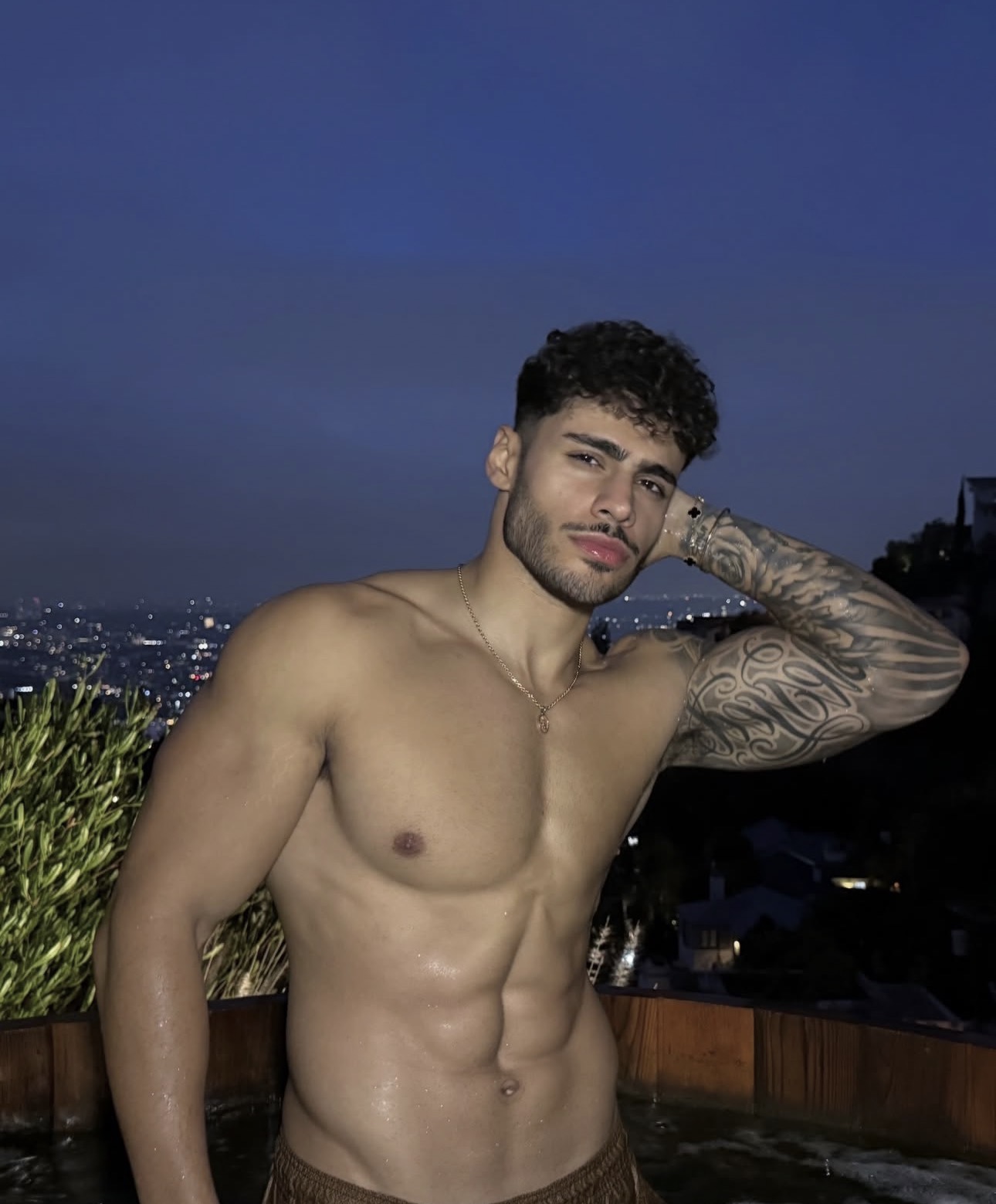 Bucuresti - Escorta Sexy - Doar pt femei