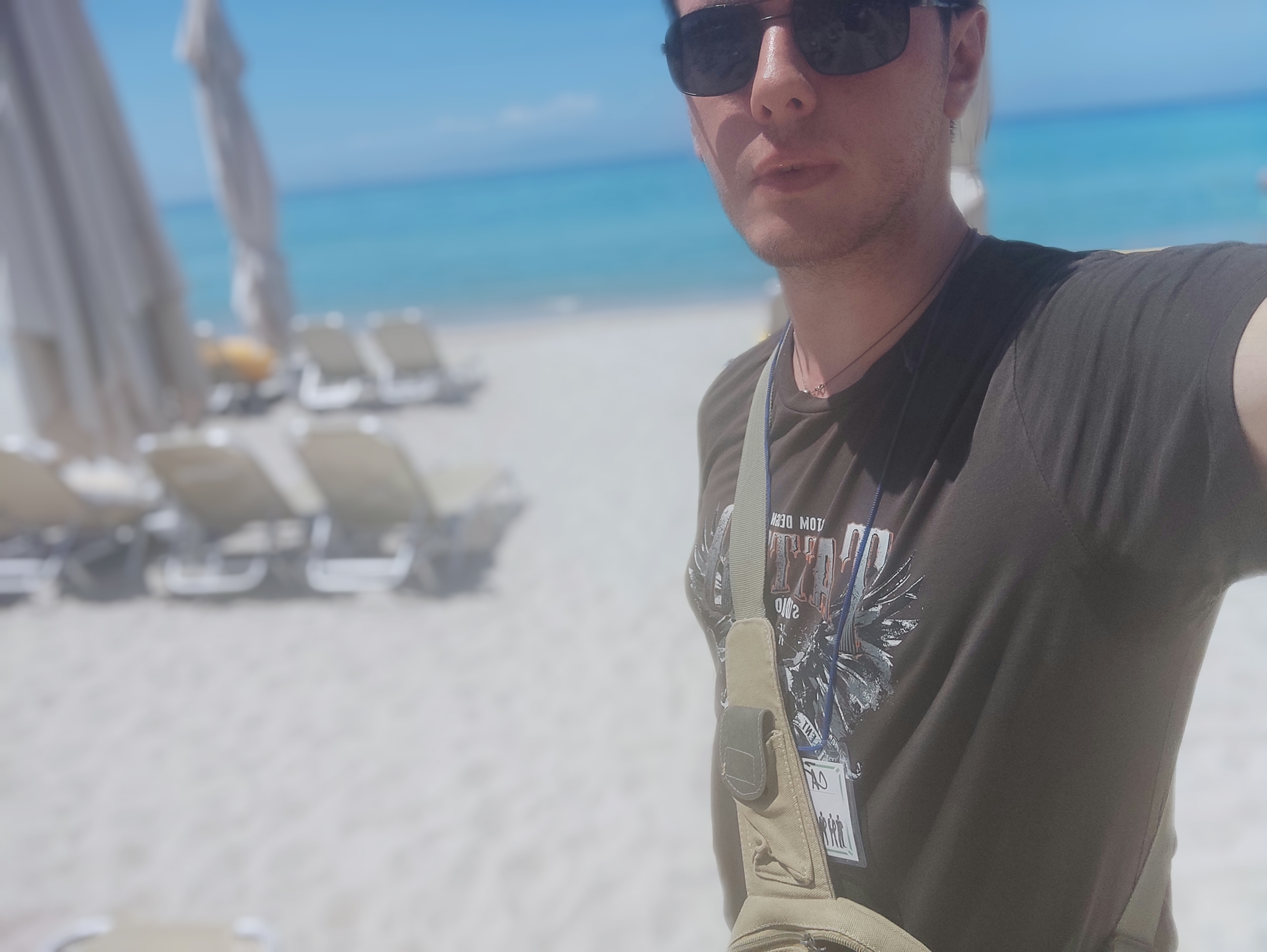 Constanta - Escorta Sexy - Pentru doamne care doresc sa iasă din cotidian ofer companie senzuala și distracție maximă în privat sunt un tip ascultător și tandru doar pentru doamne