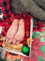 Escorte din - Bucuresti Romania | Anunturi Matrimoniale / Escorte Sexy  - Telefon:  0790546873 - Talpile si fundul meu te fac sa te gandesti obsesiv la ele.  Mai ai putin si intri in Cartea recordurilor de cat te masturbezi cu gandul la ele.  Vino sub bradul  meu, sa imi exciti fundul cu limba si sa iti frec mataranga intre talpile-mi fine!  Vino, sa iti fac clopoteii sa zornaie! Nu sta fara  bucurie si conexiune de sarbatori! Nici cei mai obraznici baieti nu merita asta.  Vino, sa fac din tine renutul meu supus si sa iti calaresc fata cu pasarika! Vino, sa te iau pe la spate cu straponul in timp ce eu stau cu un dildo infipt in fund iar tu sugi o scula de silicon infipta in oglinda din dormitor! Vino, sa imi fii serv si menajera! Vino, sa facem dus impreuna si nebunii sub dus! Vino, sa te disciplinez, daca nu ai fost cuminte anul asta! Sunt Craciunita sexy, dominatoare si fermecatoare, Sanziana, care stie sa creeze cea  mai distractiva si magica atmosfera de Craciun.  Din cauza mea iubesti Craciunul.  Eu iti schimb instantaneu starea intr-una buna.  Suna-ma si spune-mi la ureche dorintele tale perverse! Craciunita ti le va indeplini.  Te astept in temnita placerilor femdom cu multe jucarii! 