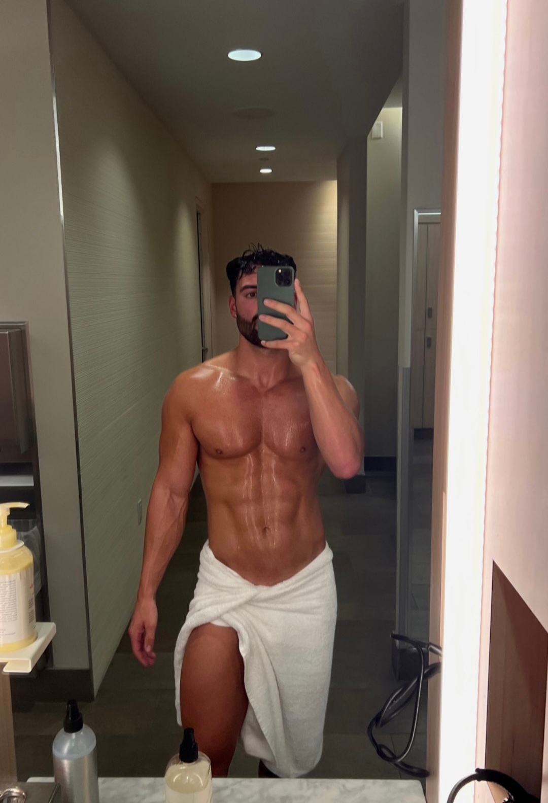 București - Escorta Sexy - Bun? ziua, numele meu este Peters.  

Sunt un domn de origine german?, c?l?toresc des, sunt discret ?i rafinat.  

Apreciez întâlnirile semnificative, conversa?iile autentice, c?l?toriile ?i momentele de intimitate într-un cadru respectuos ?i elegant.  

Carismatic ?i sigur pe mine, m? simt la fel de confortabil la o cin? formal? sau la un moment mai informal.  Pun o mare importan?? ascult?rii, discre?iei ?i respectului reciproc.  

Sunt disponibil s? înso?esc adul?i - b?rba?i, femei sau cupluri - pentru întâlniri private, confiden?iale ?i personalizate, adaptate dorin?elor ?i imagina?iei dumneavoastr?.  

Numai cu programare.  
Prefer persoane serioase, curate, amabile ?i cu mintea deschis?.  

Pot c?l?tori la dumneavoastr? sau v? pot g?zdui, în func?ie de disponibilitatea noastr?.  
M? pute?i contacta pe WhatsApp pentru a discuta detaliile. 