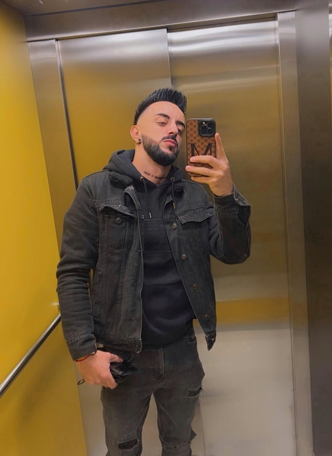 Bucuresti - Escorta Sexy - Ai mai facut sxx cu un baiat tanar? Ai avut experienta in care nu ai uitat o nici azi ? Te-a facut sa te simti atat de bine incat ii mai scrii Vrei sa iti arat ce stiu? Cum ma desfasor in pat .  .  ? Am 26 de ani bucuresti baiat educat linistit Creativ spontan imi place sxxul pe bnni Pentru ca ma satisface Iti arat si videoclipuri sa vezi inainte cat de experimentat sunt cat talent am in pat Desigur videoclipuriile vin contra cost Eu sunt Cristi Prietenul meu Vlad Hai sa te invatam ce nu stii despre sxx