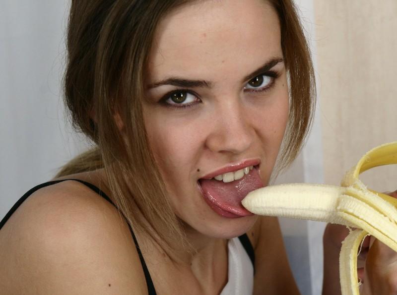 Brasov Toata Tara - Escorta Sexy - Sunt Clara si imi place sa fac o felatie buna.  Ador sa fiu laudata cand te termin.  Daca si tie ti-ar placea, astept mesajul tau la 1533 (1, 5 eur/SMS+tva) cu textul FELATIE si mai departe te contactez eu pe loc.  0906-800-592 (1, 3 eur/min+tva ).  Exclusiv adultilor!