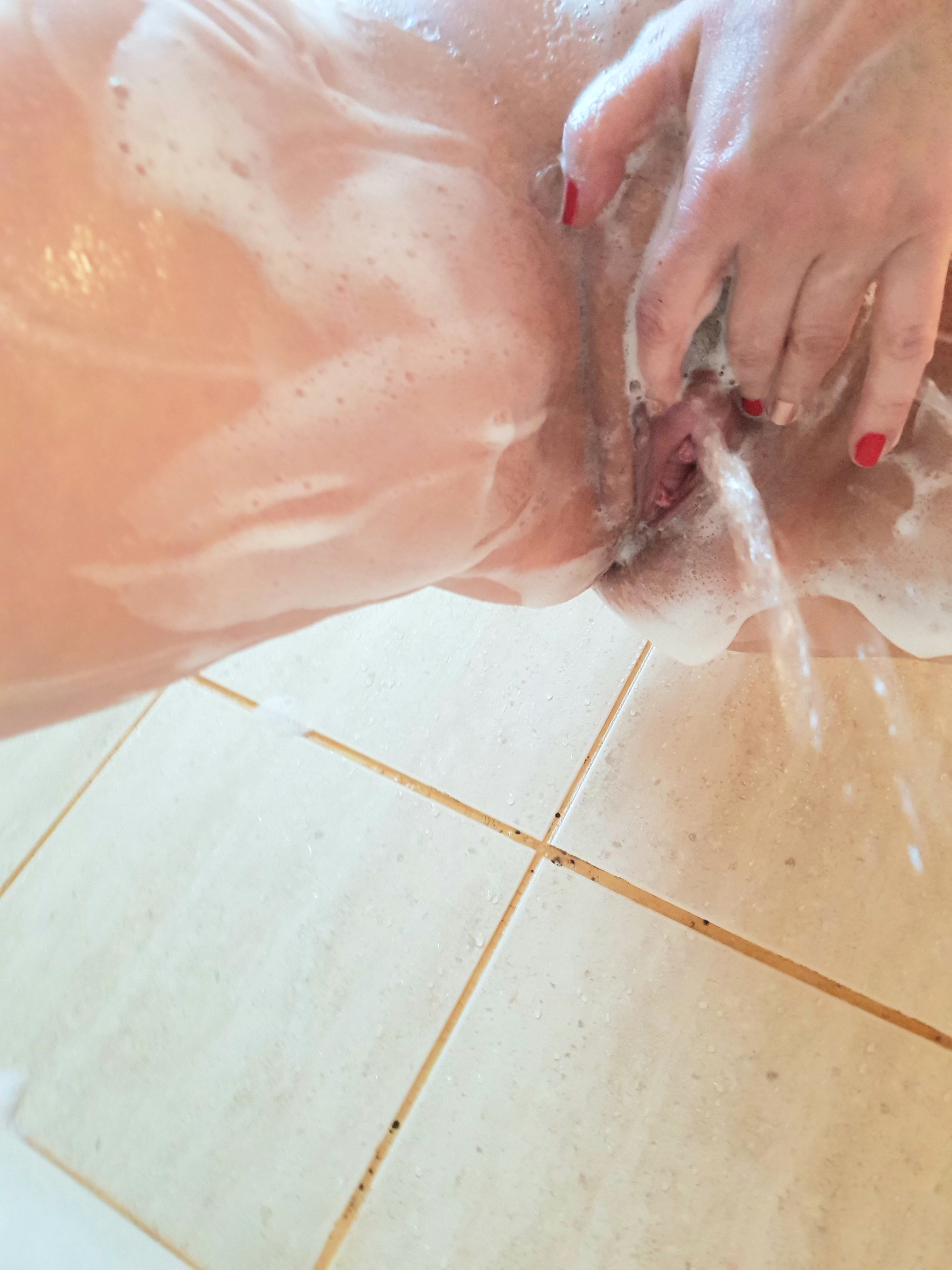 Escorta Sex - Vreau sa imi dau drumul in gura ta! Sunt antrenoarea de fitness din visele tale perverse si ude si  antrenoarea distrugerii tale care face din tine covorul ei pentru exercitii fizice si exerseaza tot felul de pozitii deasupra ta.  Isi desface sau ridica picioarele lungi deasupra ta, se apleaca si se indoaie atingandu-ti fata cu fundul meu rotund sau scula cu degetele.  Am o piersicuta carnoasa si foarte excitata pusa in evidenta bine de colanti.  Cand o vezi, mana ti se duce instantaneu pe scula si incepe sa o mangaie.  Stiu ca masturbarea este felul tau de a fi si la indemana ta intotdeauna, iar formele mele te fac sa picuri.  Cat de mult iti doresti sa fac genuflexiuni deasupra gurii tale! Stiu cat de mult iti doresti sa te simti topit si prelins sub mine.  Suna-ma! Sunt stapana Sanziana, regina jocurilor de rol si de dominare si te astept in lumea mea, femdom, sa iti transform visele in realitate! - Telefon: 0790546873 