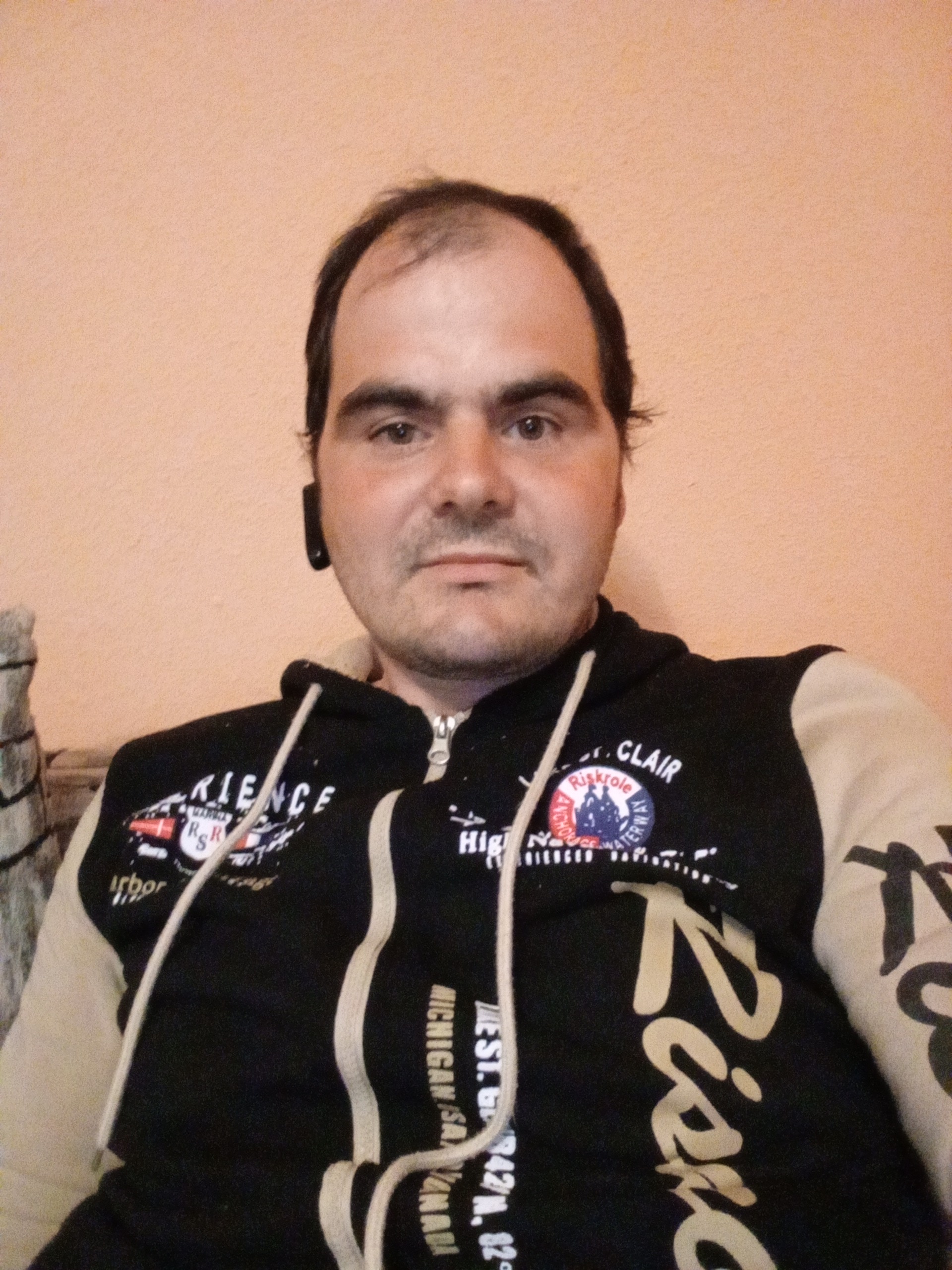 Galați - Escorta Sexy - Eu sunt Marian din Tudor Vladimirescu județul Galați sunt doar activ sunt în căutarea unui pasiv care să îmi facă toate plăcerile îmi doresc să cunosc persoana respectivă și să ne întâlnim față în față eu nu am loc nici mașina cine vrea să o facem cu adevărat aștept mesaje pe WhatsApp sau la telefon