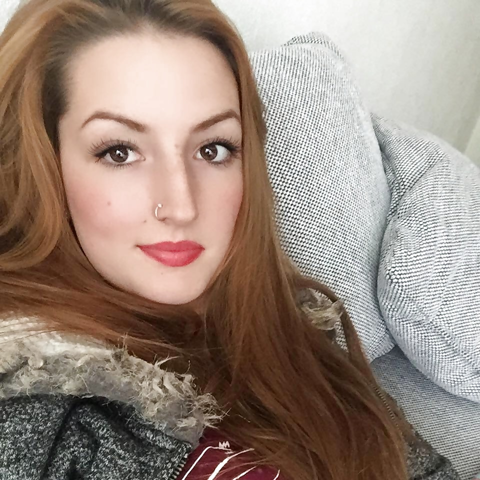 Bucuresti - Escorta Sexy - Eu m-am mutat de curand si am nevoie de cineva care sa-mi prezinte orasul De fapt, mai degraba as avea nevoie de cineva care sa-mi tina companie.  .  .  Ce spui, vrei sa-mi faci o vizita? Trebuie sa-ti precizez dinainte ca sunt lipsita de orice fel de inhibitii.  Si sunt si foarte excitata, asa ca te astept cu o sticla de vin si cu o gramada de fantezii.  Da-mi ocazia sa ne cunoastem.  Tel meu este 0906-800-519 (1, 3 eur/min+tva ) sau imi poti trimite sms la 1533 (1, 5 eur/sms+tva ) cu numele tau si te contactez eu pe loc.  Exclusiv adultilor!