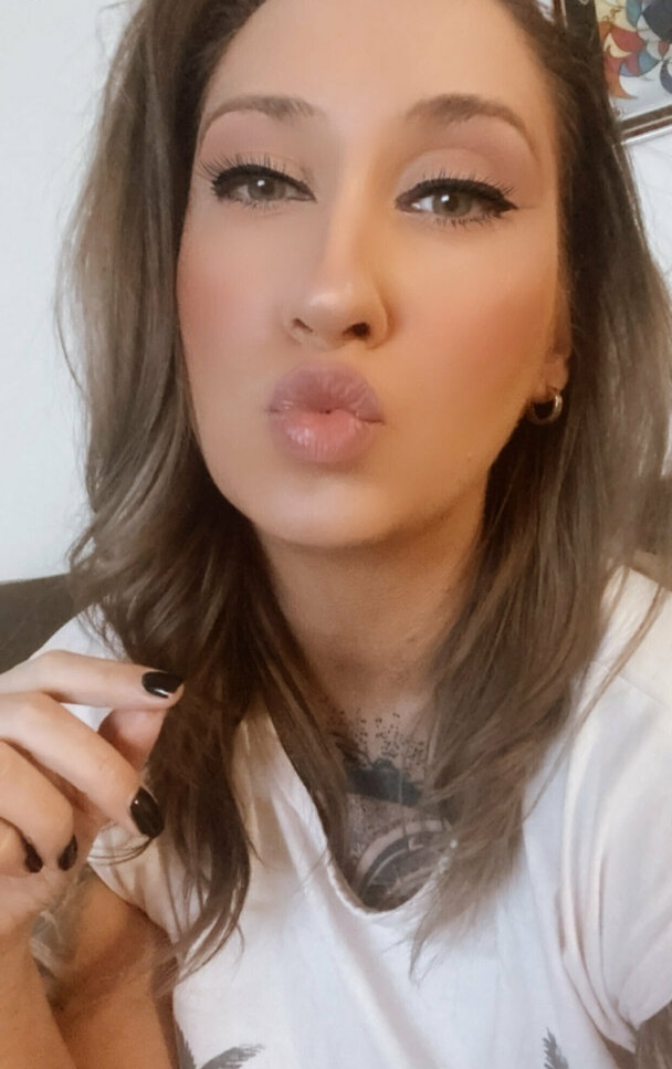 Bucuresti Toata Tara - Escorta Sexy - Daca iti place sa te uiti in timp ce ma fute prietenul meu sau atunci cand ma linge prietena mea, te accept si pe tine! Suna-ma la 0906 800 839 pentru ca fanteziile noastre sunt la fel.  Sau, imi poti scrie SMS cu textul VOYEUR la nr.  scurt 1533.  Te lasam sa te uiti cat poftesti dar si sa participi.  Doar pentru adulti, tarif 1, 9 eur/min sau 1, 5 eur/sms plus tva.  non stop!