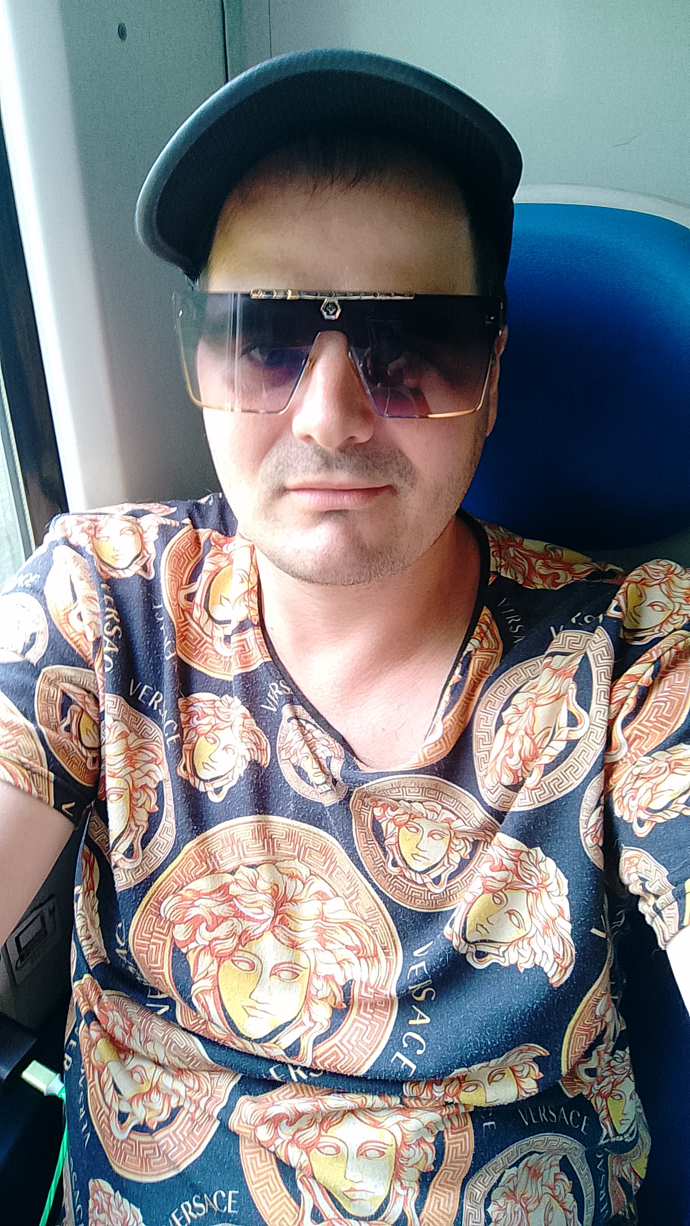 Galați - Escorta Sexy - Eu sunt Marian din Tudor Vladimirescu jude?ul Gala?i sunt doar activ sunt în c?utarea unui pasiv eu nu am loc nici ma?in? nu am îmi place foarte mult s? o dau la supt îmi place s? te pun în genunchi s? te ?in cu mâinile de cap s? te pun s? o sugi foarte mult cine are drum spre Gala?i ?i vrea s? o facem cu adev?rat a?tept mesaje pe WhatsApp sau la telefon