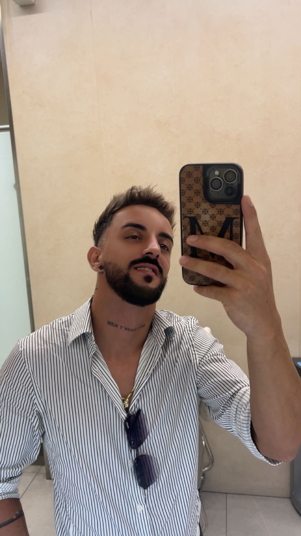 Escorta Oras: Bucuresti - Escorta Telefon: 0746448134 -  Servicii Escorta : Salut! Ma numesc Vlad, am 27 de ani, sunt activ si caut intalniri discrete, fara complicatii.  Imi doresc sa cunosc persoane serioase, curate si respectuoase, care stiu exact ce vor.  Discretia este foarte importanta pentru mine si ofer acelasi lucru in schimb.  Daca esti interesat si cauti ceva simplu, matur si fara pierdere de timp, astept mesajul tau. 