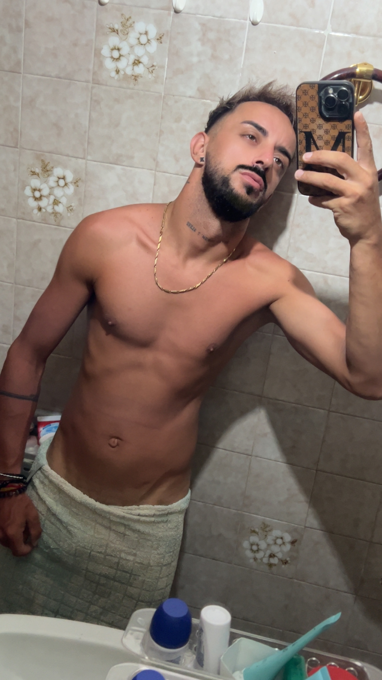 Escorta Oras: Bucuresti - Escorta Telefon: 0746448134 -  Servicii Escorta : Salut! Sunt o persoana discret, serioas si respectuos.  Caut intalniri fara complicatii, cu persoane mature, fie barbati, fie femei, care apreciaza discretia si bunul simt.  Daca esti interesat(a), scrie-mi cateva detalii despre tine.  Raspund cat pot de repede.  Rog doar persoanele serioase sa ma contacteze. 