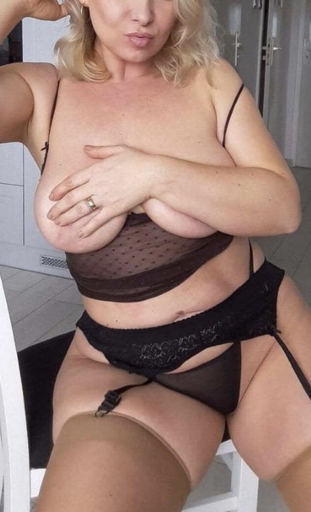 Brasov Toata Tara - Escorta Sexy - Ardeleanca faina, PERMISIVA dar SELECTIVA in acelasi timp, cu un apetit debordant, te invit sa ma descoperi.  Inalta, voluptoasa cu sanii mari, ma adresez domnilor care adora femeile cu forme si amorul fara inhibitii.  Ma poti contacta discret si prin sms la nr 1533 trimitand textul ARDELEANCA sau direct la tel 0906 800 866, numai sa fi adult si sa ma placi.  Tarife 1, 5 eur/sms si 1, 9 eur/min, fara tva. 