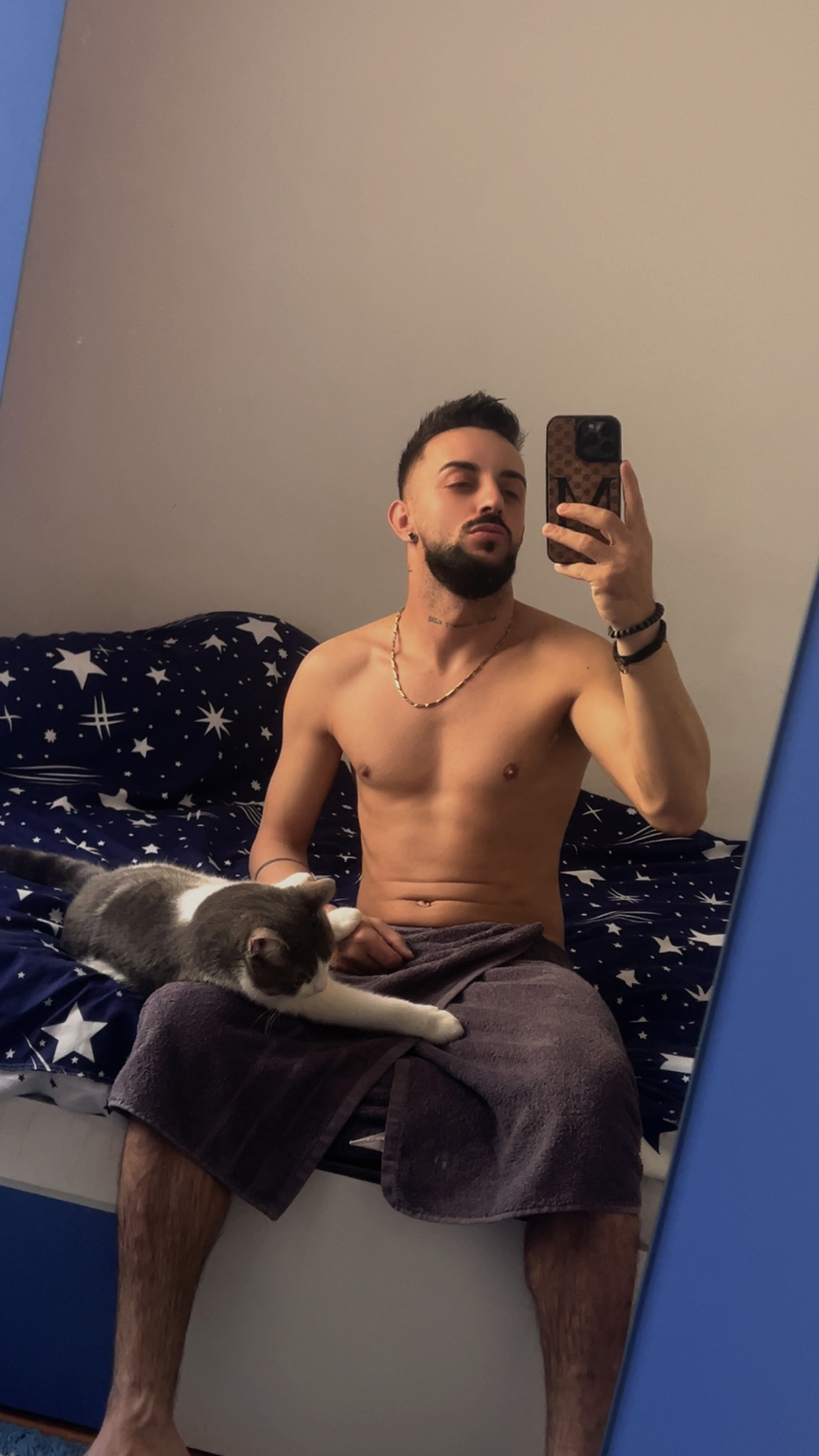 Anunturi Escorte Bucuresti / Deplasare domiciliu, hotel, acasa - Telefon: 0746448134 - Barbat ACTIV usor versatil cu experienta in domeniu ofer clipe de tandrete ca parte activa si verstil domnilor dornici pentru experiente noi cu un barbat cu experienta ce-ti poate pune la dispozitie clipe unice relax. 