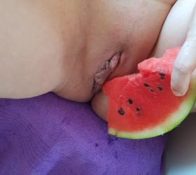 Bucuresti - Escorta Sexy - Deschide gura aia muista si insetata de zeama pasarikii mele, sa ti-o umplu cu un fresh din pasarika cu gust de pepene rosu! Linge-mi fiecare picatura de pipi ramasa pe colacul de veceu! Vino la mine, sa te domin si sa  iti astup gura cu pasarika mea carnoasa si cu fundul meu nebunatic, bombat, zdobitor si sufocant! Vreau sa fac din tine jiltul meu! Fundul si pasarika mea iti vor lua in stapanire fata si limba! Sunt stapana Sanziana, regina jocurilor femdom, evadarea ta fin cotidian si pauza ta de la stres.  Am un dildo infipt in fund.  Vreau ca limba ta sa ia chiar acum locul jucariei! Fii tu dildo-ul meu! Fii sclavul fundului meu! Poze noi, reale, facute acum!