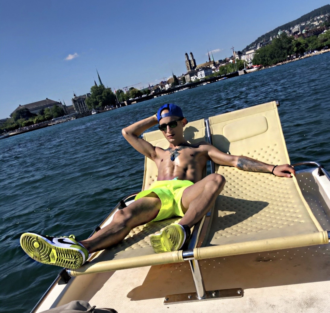 Escorta Oras: Bucuresti - Escorta Telefon: 0771215116 -  Servicii Escorta : Salut, ma numesc David , 28 ani , cu locatie .  Va ofer masaj de relaxare erotic si multe alte fantezii, trebuie doar sa fi decis ce vrei! Nu raspund la numere private ! Nu trimit poze xxx! Cei ce au pofta de caterinca vor fi blocati! Mai multe detalii va astept la telefon sau whatsApp! Multumesc