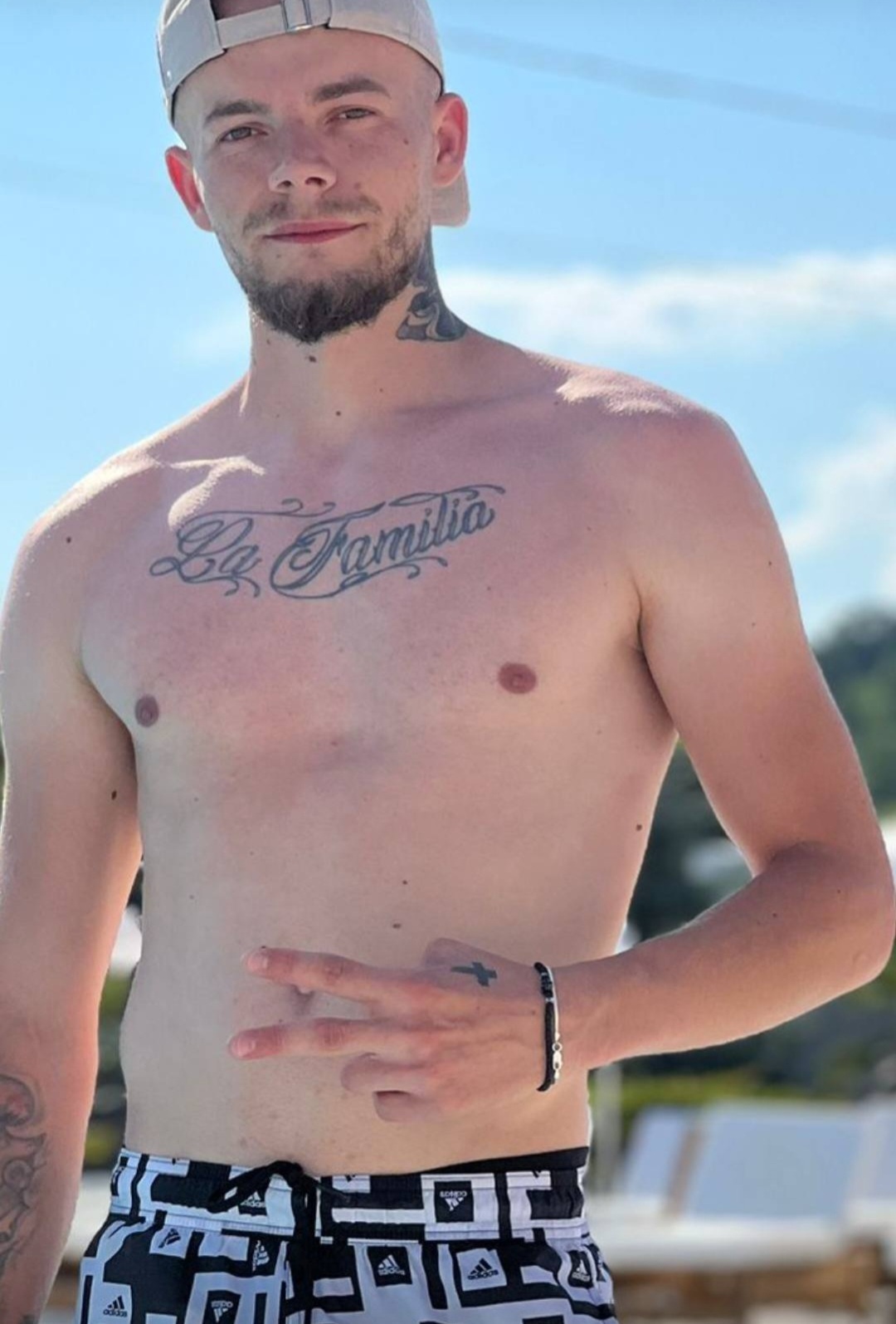 Valcea/Bucuresti - Escorta Sexy - Buna ziua, ma numesc Adrian, sunt un baiat doar pasiv , locuiesc la 7 km de Ramnicu Valcea.  
Ofer servicii sexuale domnilor din zona si nu numai, intrucat am niste mici probleme financiare temporare, contra unei sume decente.  
Ca servicii, pot accepta si dominare
Rog fara glume sau amatorisme
Cer si ofer seriozitate

Ma puteti contacta zilnic pana in orele 20, sau pe whatsapp oricand