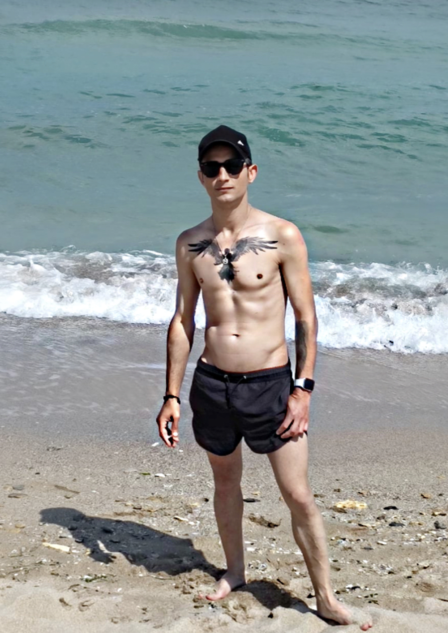 Bucuresti - Escorta Sexy - Servicii : Salut, ma numesc David , 28 ani , cu locatie .  Va ofer masaj de relaxare erotic si , jucari , dominare soft , hard, si multe alte fantezii, sunt activ .  trebuie doar sa fi decis ce vrei! Nu raspund la numere private ! Nu trimit poze xxx! Cei ce au pofta de caterinca vor fi blocati! Mai multe detalii va astept la telefon sau whatsApp! Multumesc