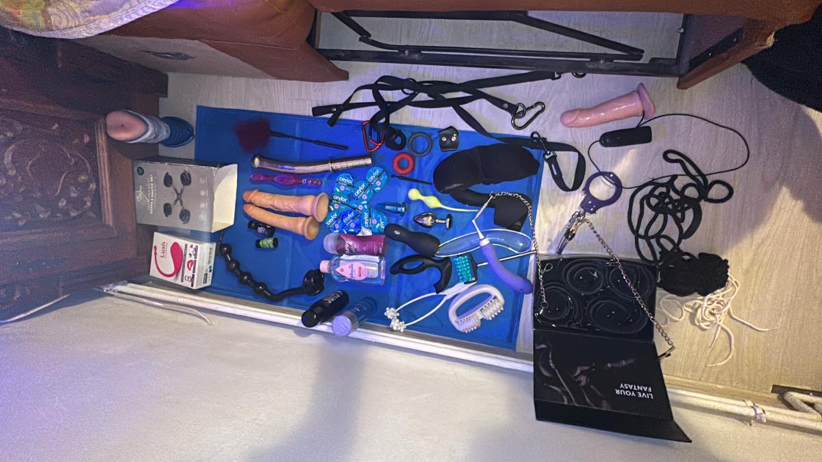 Bucuresti - Escorta Sexy - Servicii : Salut, ma numesc David , 28 ani , cu locatie .  Va ofer masaj de relaxare erotic si , jucari , dominare soft , hard, si multe alte fantezii, sunt activ .  trebuie doar sa fi decis ce vrei! Nu raspund la numere private ! Nu trimit poze xxx! Cei ce au pofta de caterinca vor fi blocati! Mai multe detalii va astept la telefon sau whatsApp! Multumesc