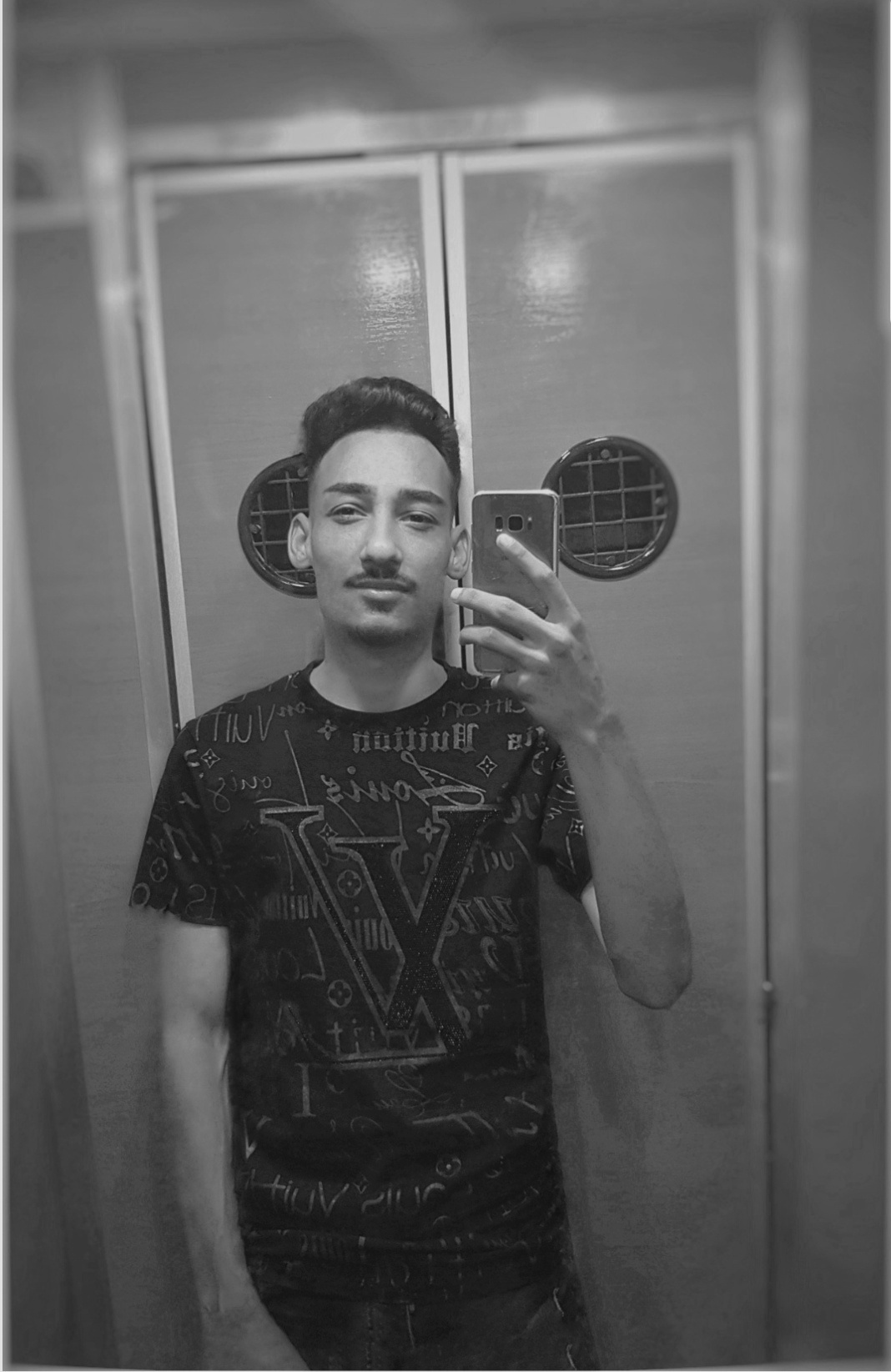 Bucuresti - Escorta Sexy - Salut am locatie sunt activ iti ofer +masaj 
Sarut 
Scrie mi daca esti decis