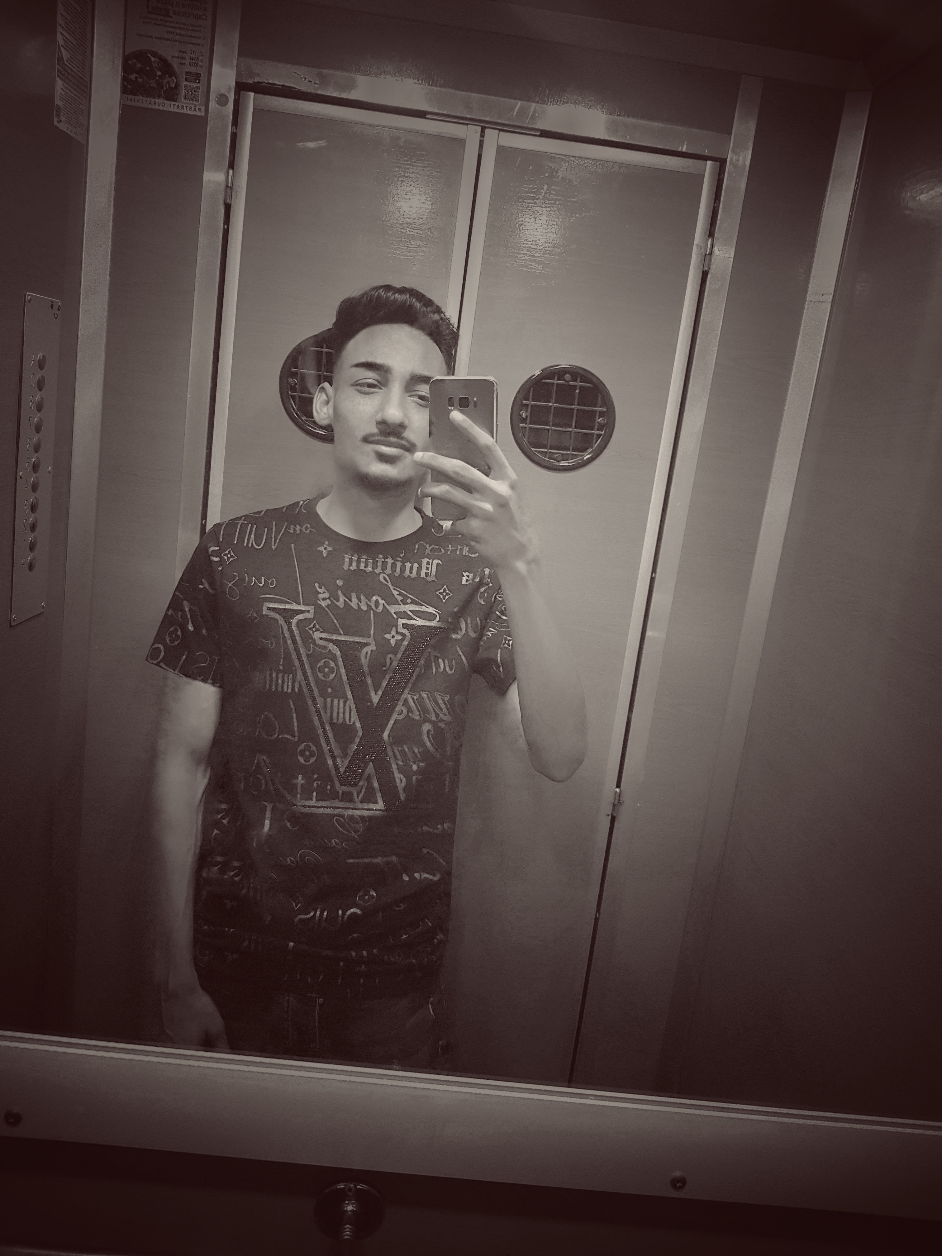 Bucuresti - Escorta Sexy - Salut am locatie sunt activ iti ofer +masaj 
Sarut 
Scrie mi daca esti decis