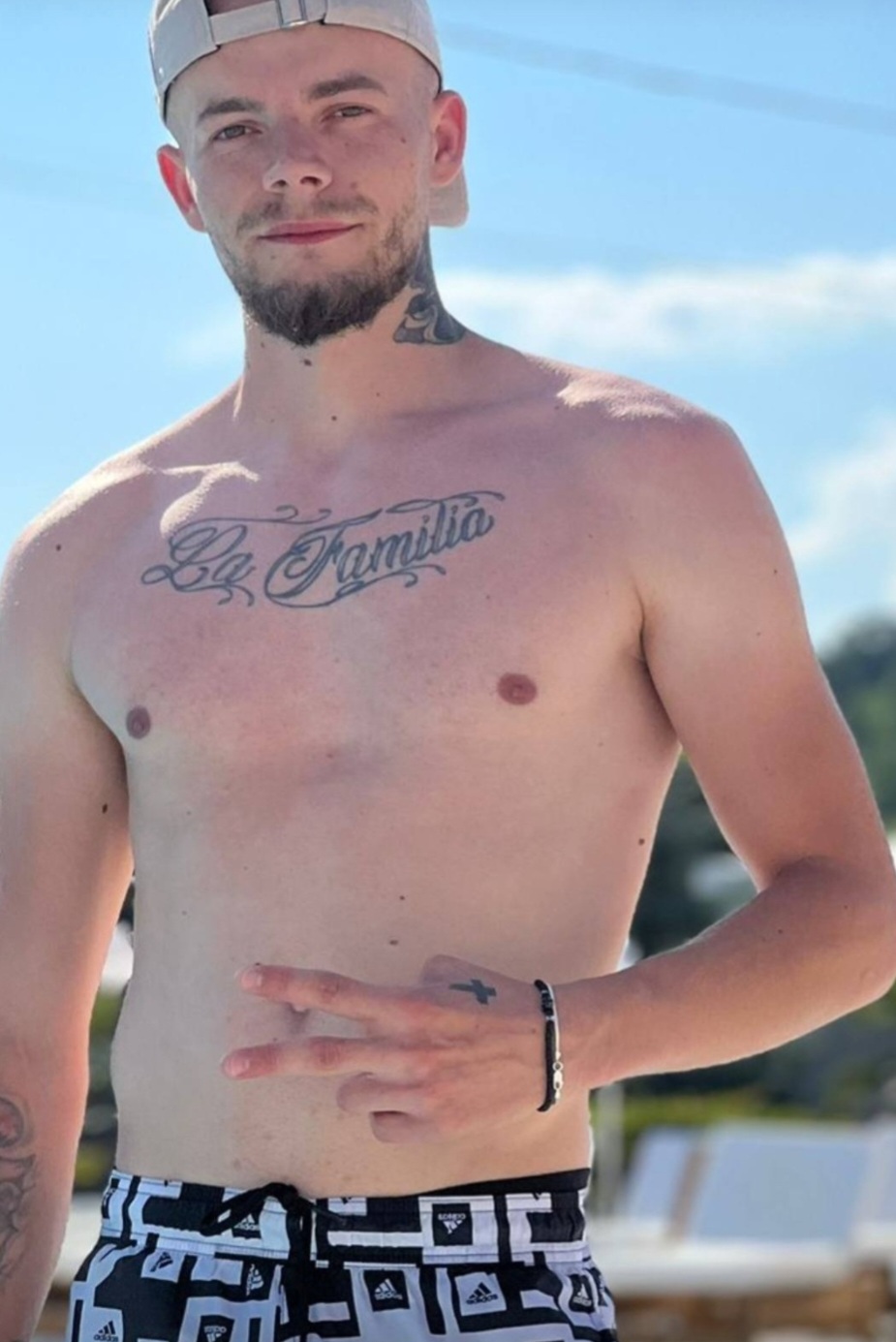 Bucuresti - Escorta Sexy - Buna ziua, ma numesc Adrian, sunt un baiat doar pasiv , locuiesc la 7 km de Ramnicu Valcea.  Ofer servicii sexuale domnilor din zona si nu numai, intrucat am niste mici probleme financiare temporare, contra unei sume decente.  Ca servicii, pot accepta si dominare.  Repet sunt numai pasiv, nu am erec?ie la barba?i.  
Rog fara glume sau amatorisme Cer si ofer seriozitate 
Ma puteti contacta zilnic pana in orele 20, sau pe whatsapp oricand