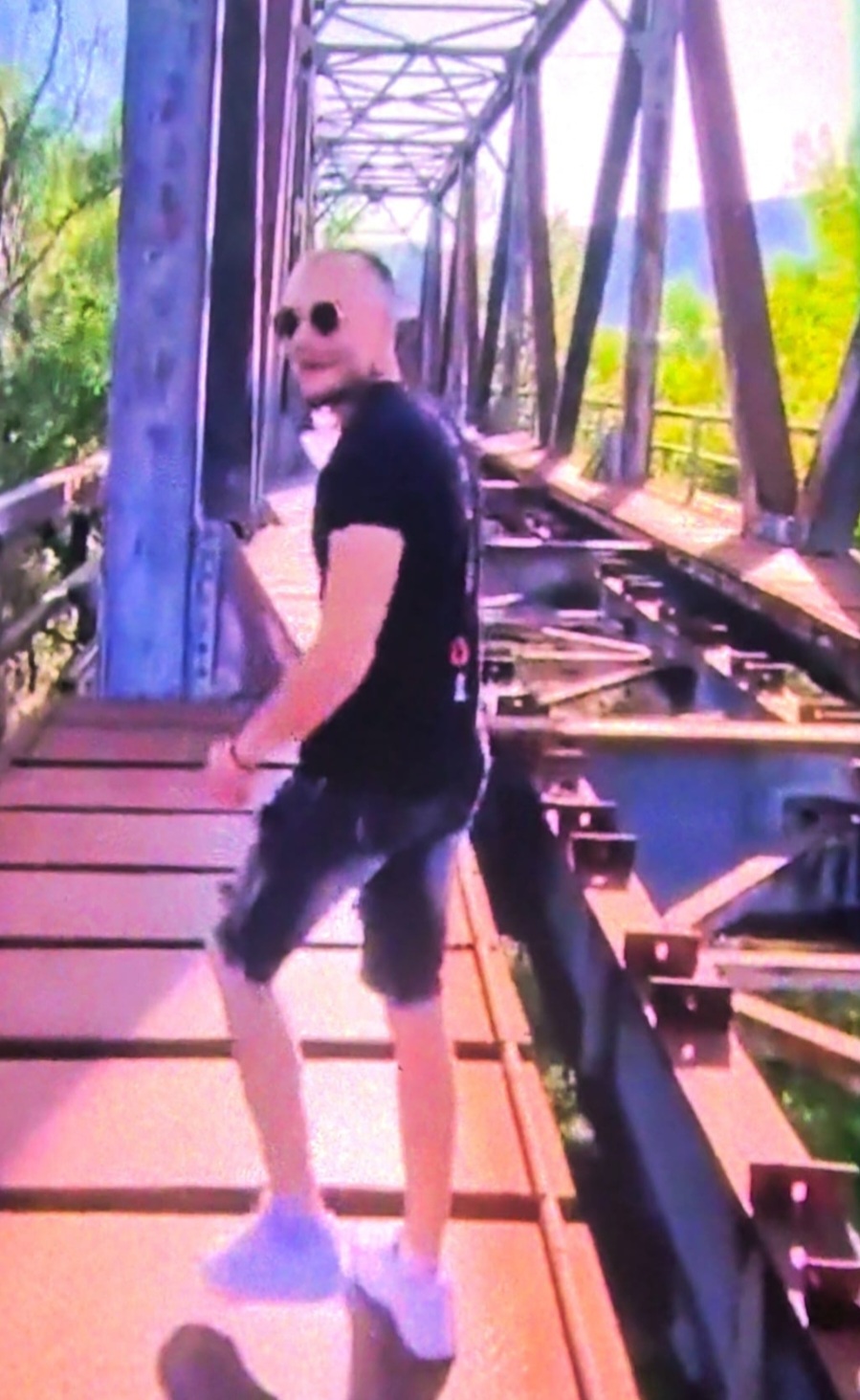 Bucuresti - Escorta Sexy - Buna ziua, ma numesc Adrian, sunt un baiat doar pasiv , locuiesc la 7 km de Ramnicu Valcea.  Ofer servicii sexuale domnilor din zona si nu numai, intrucat am niste mici probleme financiare temporare, contra unei sume decente.  Ca servicii, pot accepta si dominare.  Repet sunt numai pasiv, nu am erec?ie la barba?i.  
Rog fara glume sau amatorisme Cer si ofer seriozitate 
Ma puteti contacta zilnic pana in orele 20, sau pe whatsapp oricand