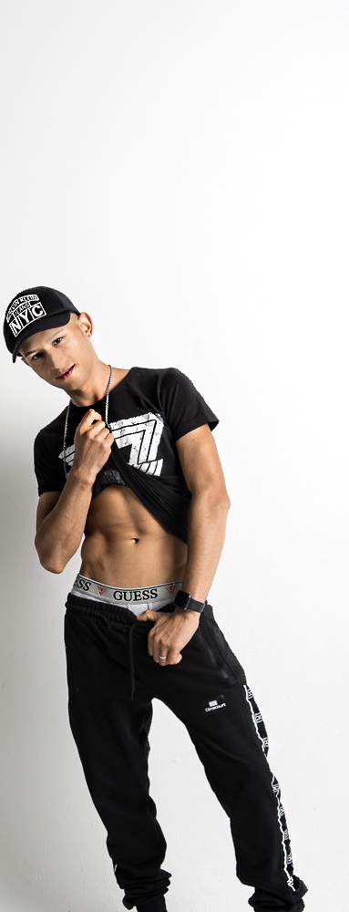 Bucuresti - Escorta Sexy - Salut, ma numesc David , 28 ani , cu locatie .  Va ofer masaj de relaxare erotic si , jucari , dominare soft , hard, si multe alte fantezii, sunt activ .  trebuie doar sa fi decis ce vrei! Nu raspund la numere private ! Nu trimit poze xxx! Cei ce au pofta de caterinca vor fi blocati! Mai multe detalii va astept la telefon sau whatsApp! Multumesc /