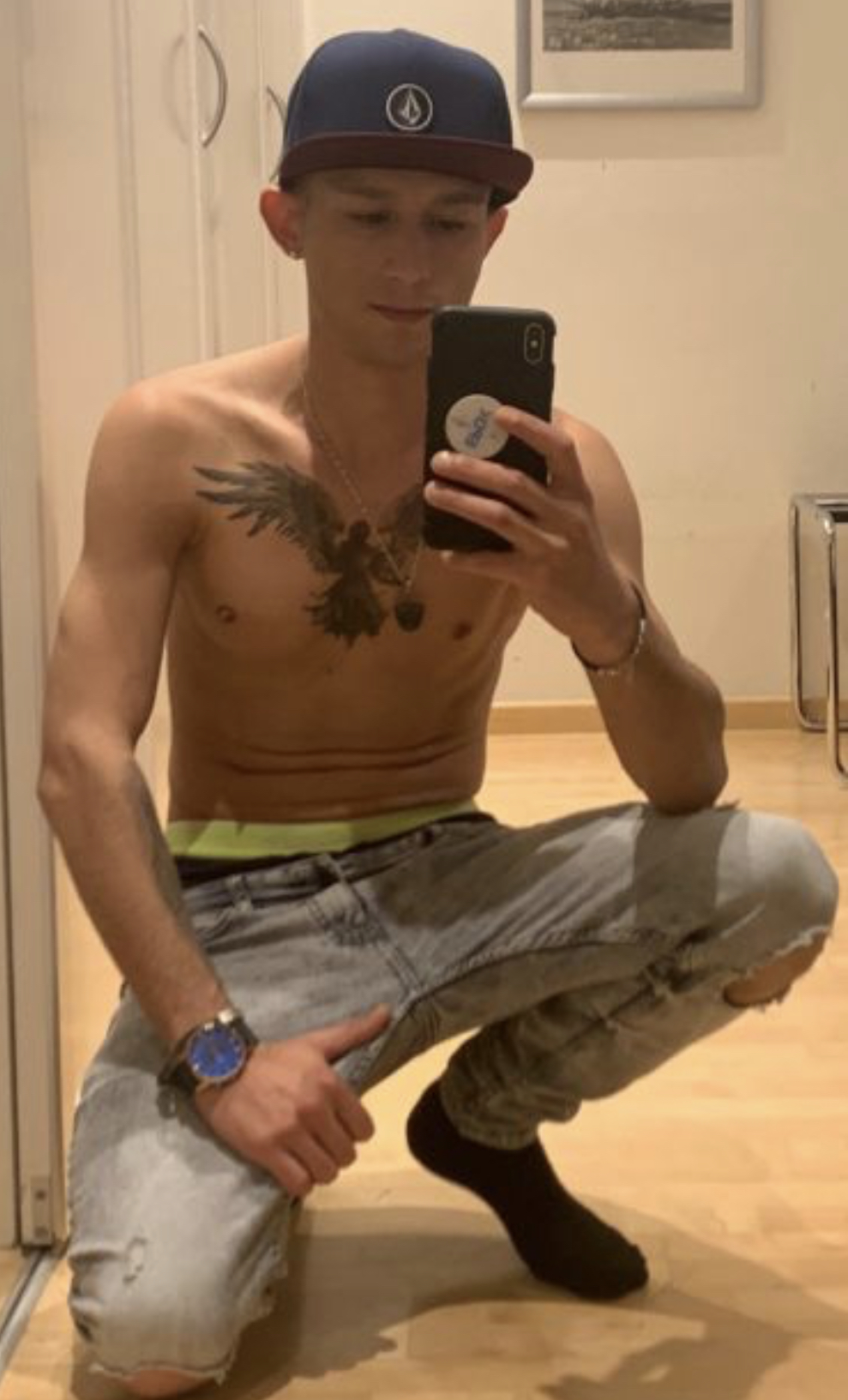 Bucuresti - Escorta Sexy - Salut, ma numesc David , 28 ani , cu locatie .  Va ofer masaj de relaxare erotic si , jucari , dominare soft , hard, si multe alte fantezii, sunt activ .  trebuie doar sa fi decis ce vrei! Nu raspund la numere private ! Nu trimit poze xxx! Cei ce au pofta de caterinca vor fi blocati! Mai multe detalii va astept la telefon sau whatsApp! Multumesc