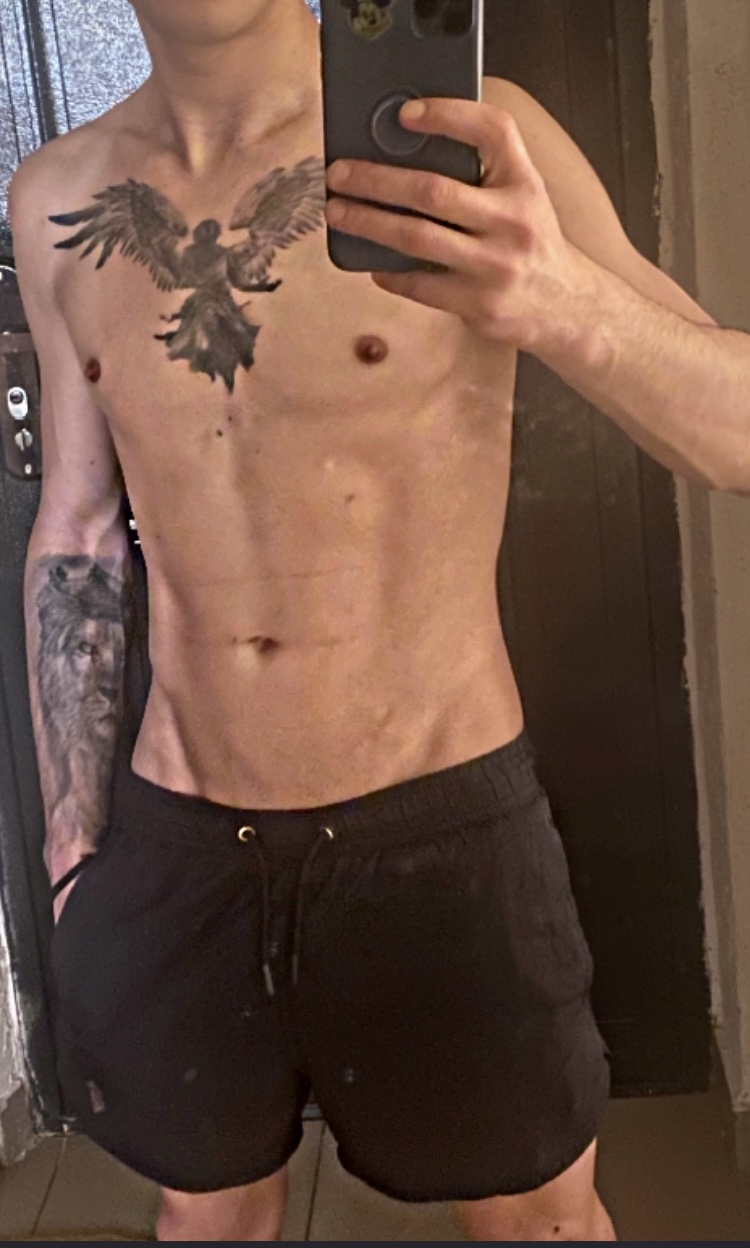 Bucuresti - Escorta Sexy - Salut, ma numesc David , 28 ani , cu locatie .  Va ofer masaj de relaxare erotic si , jucari , dominare soft , hard, si multe alte fantezii, sunt activ .  trebuie doar sa fi decis ce vrei! Nu raspund la numere private ! Nu trimit poze xxx! Cei ce au pofta de caterinca vor fi blocati! Mai multe detalii va astept la telefon sau whatsApp! Multumesc