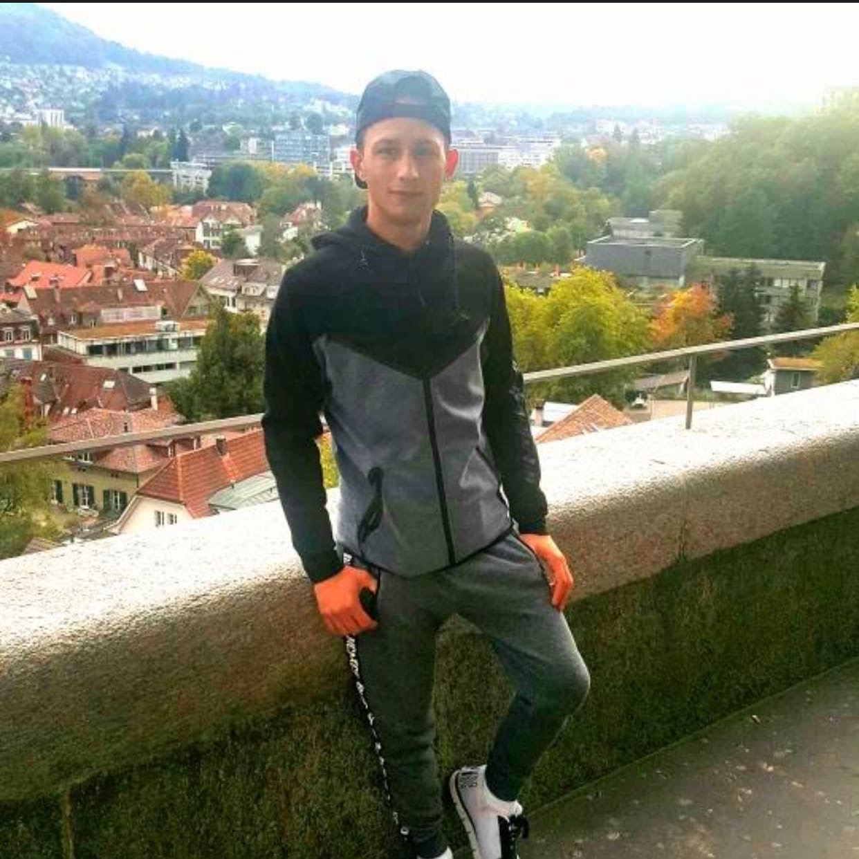 Bucuresti - Escorta Sexy - Salut, ma numesc David , 28 ani , cu locatie .  Va ofer masaj de relaxare erotic si , jucari , dominare soft , hard, si multe alte fantezii, sunt activ .  trebuie doar sa fi decis ce vrei! Nu raspund la numere private ! Nu trimit poze xxx! Cei ce au pofta de caterinca vor fi blocati! Mai multe detalii va astept la telefon sau whatsApp! Multumesc