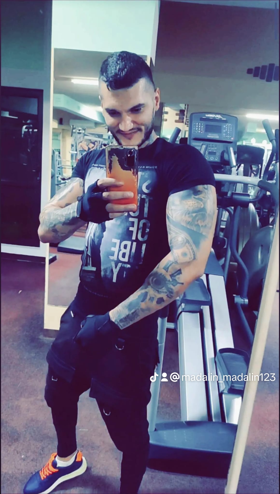 Bucuresti - Escorta Sexy - Tân?r 23 ani activ serios discret ofer  clipe pl?cute domnilor genero?i  ?i foarte discre?i poze reale mai multe detalii la telefon