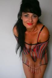 Bucuresti - Escorta Sexy - Ofer domnilor maturi o experienta erotica deosebita, mangaieri, sarutari, pasiune si erotism.  Piata Victoriei - Romana - Universitate - Unirii