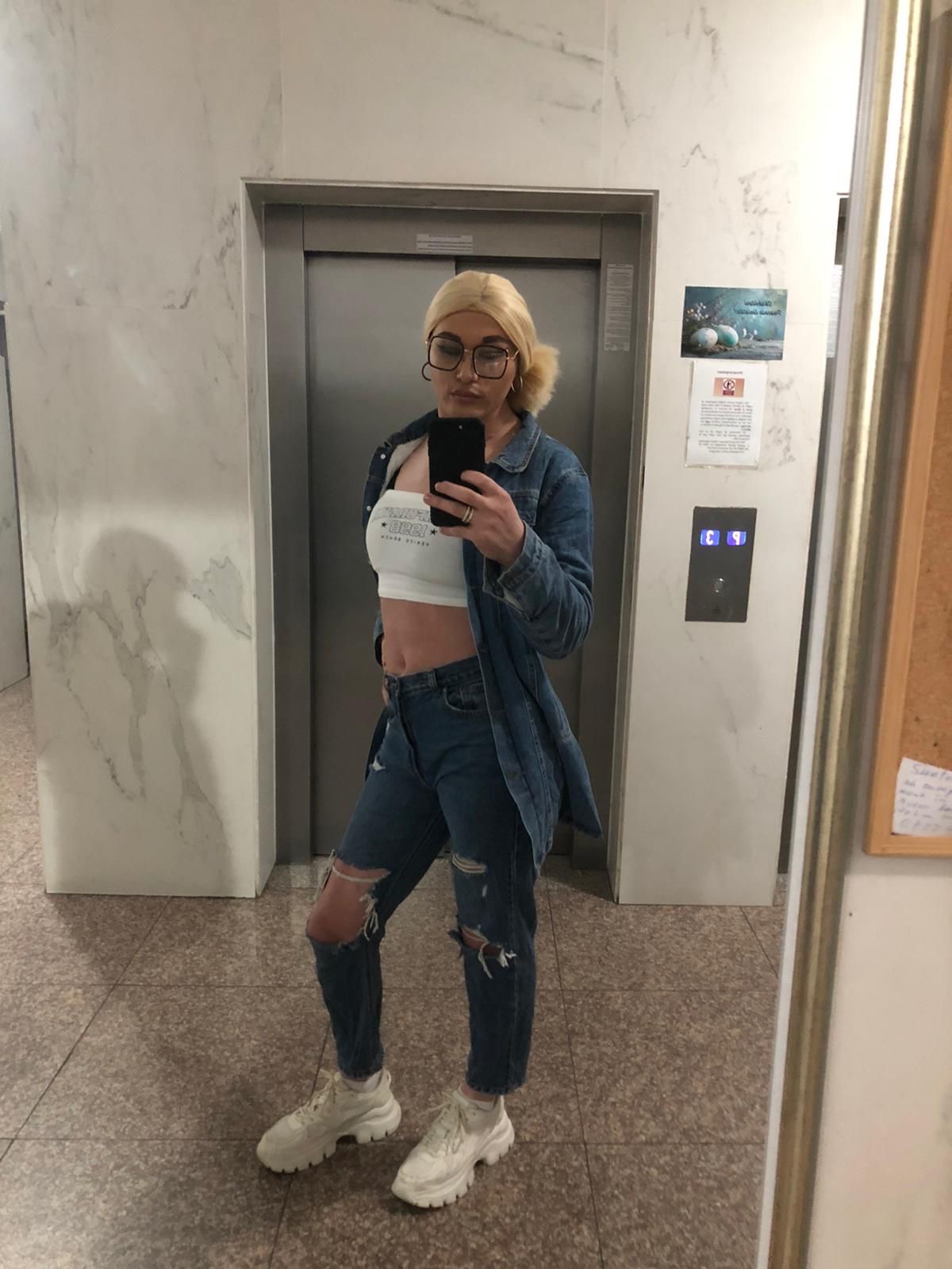 Bucuresti - Escorta Sexy - Buna sunt o nou? transa la tine în orasi te astapt la mine s? ne sim?im bine