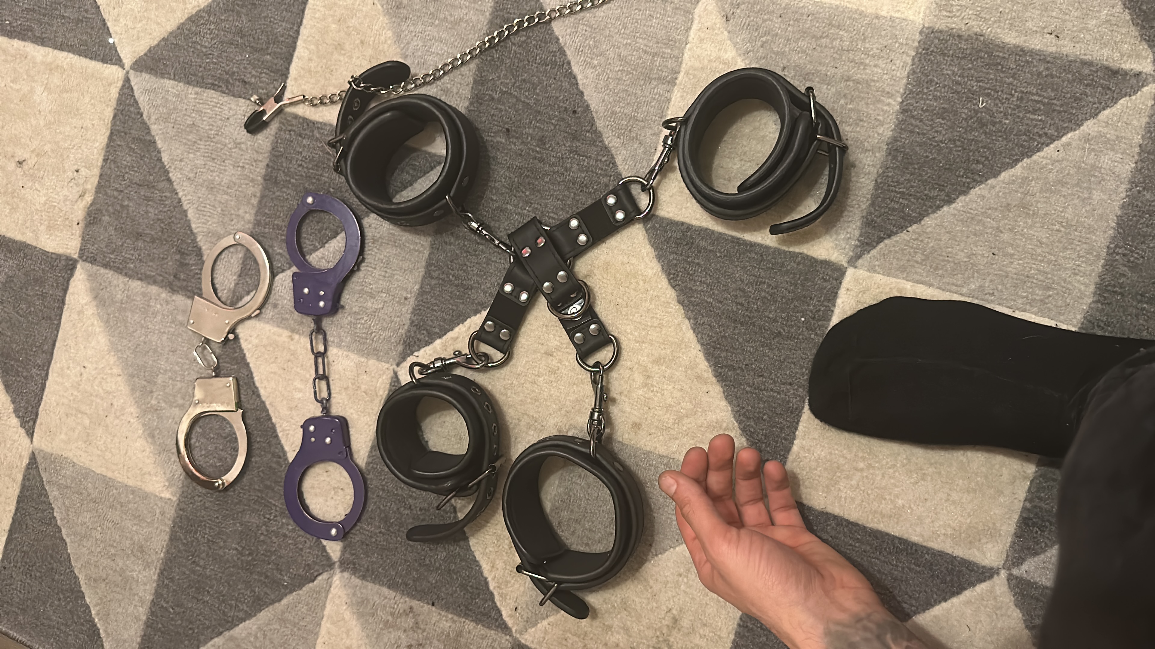 Bucuresti - Escorta Sexy - Salut, ma numesc David , 28 ani , cu locatie .  Va ofer masaj de relaxare erotic si multe alte fantezii, trebuie doar sa fi decis ce vrei! Nu raspund la numere private ! Nu trimit poze xxx! Cei ce au pofta de caterinca vor fi blocati! Mai multe detalii va astept la telefon sau whatsApp! Multumesc