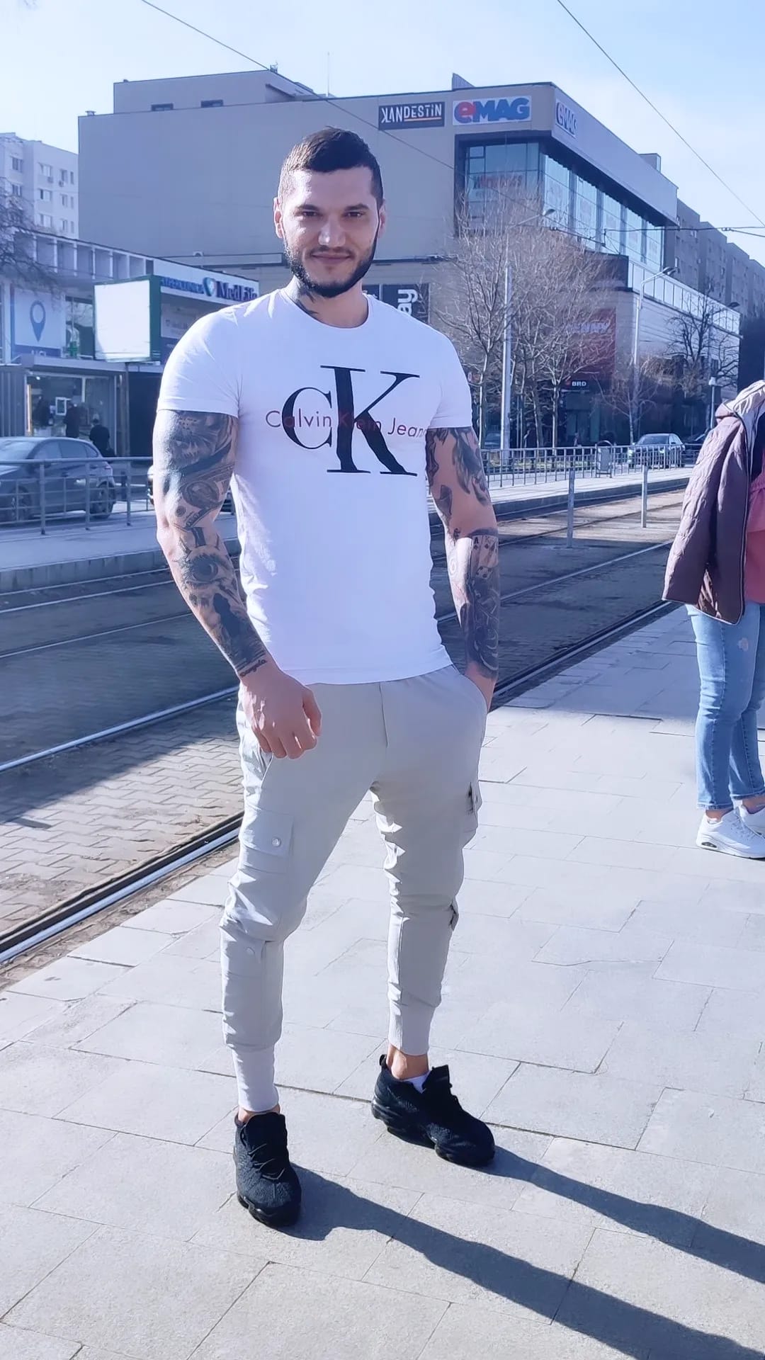 Escorta Oras: Bucuresti - Escorta Telefon: 0746446075 -  Servicii Escorta : Tân?r activ 23 ani serios discret ofer clipe pl?cute domnilor genero?i ?i serio?i mai multe detalii la telefon  poze reale