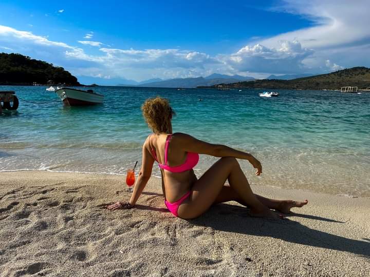 Escorta Sex - Escorta senzuala iti pot oferi companie, suntem cuplu soț si soție vă așteptăm să vă descoperiți cele mai ascunse secrete si fantezii.  .  .  masaj de relaxare, intr-o ambianta placuta, clipe linistite la domiciliul meu sau al tau.  Astept domni seriosi si manierati.  Detalii la telefon - Telefon: 0748706085 