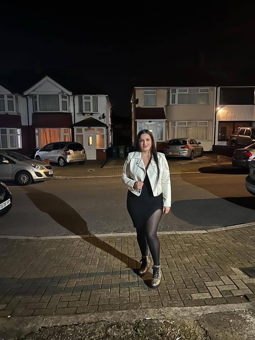 Escorta Sexy - Escorta sexy si atenta la detalii te astept la mine domn serios sa-ti ofer cele mai bune servicii de companie, masaj de relaxare, body cu creme si uleiuri parfumate, esti un domn caruia ii place atmosfera atunci suna-ma, nu iti va parea rau.  Detalii la telefon.  - Telefon: 0741552756  Escorta Sex - Escorta sexy si atenta la detalii te astept la mine domn serios sa-ti ofer cele mai bune servicii de companie, masaj de relaxare, body cu creme si uleiuri parfumate, esti un domn caruia ii place atmosfera atunci suna-ma, nu iti va parea rau.  Detalii la telefon.  - Telefon: 0741552756