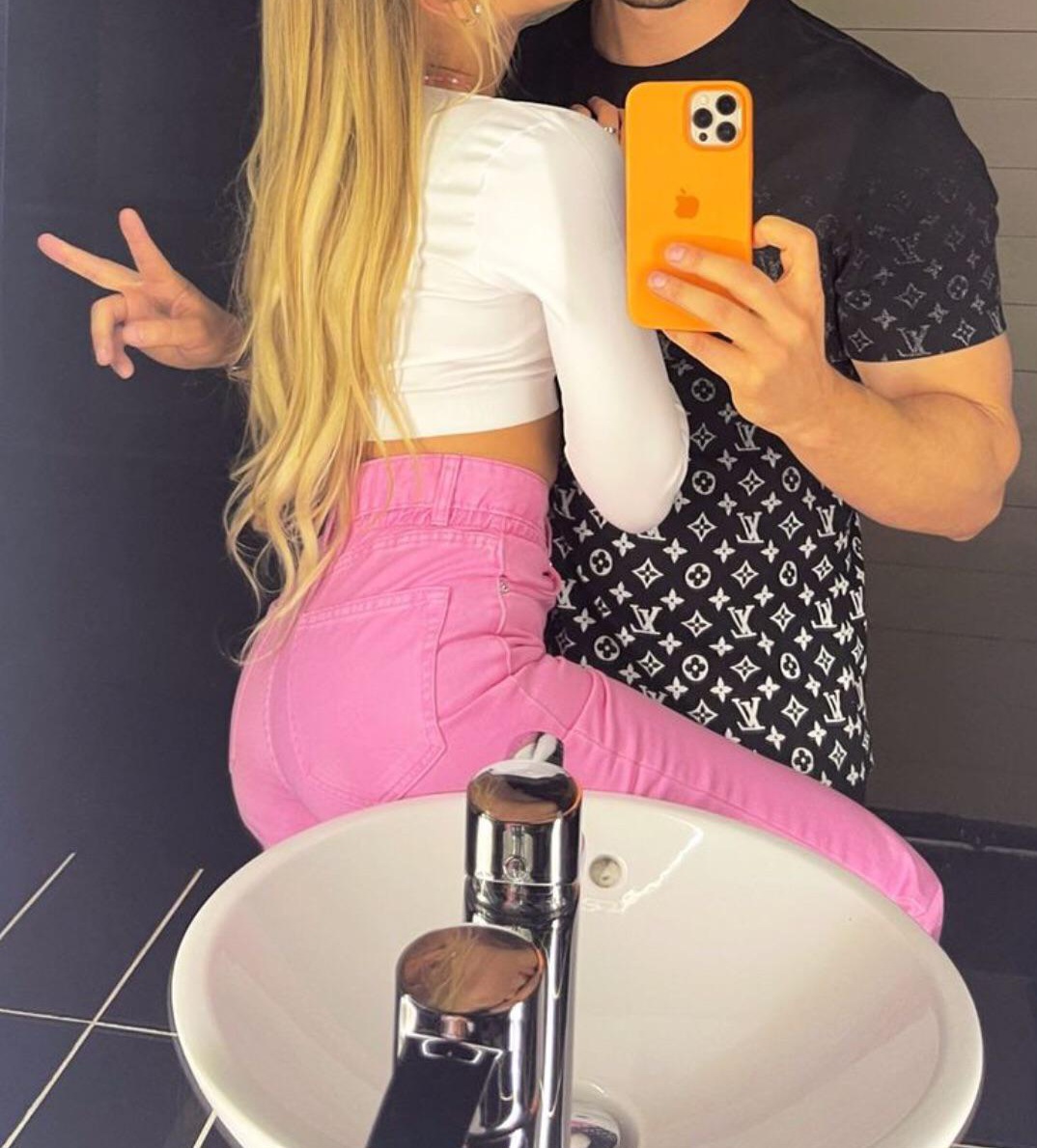 Bucuresti - Escorta Sexy - Cuplu căsătoriți  frumoși, curati, independenti financiar , cautam fata(e) Bi sau interesata(e) de experiențe Bisexuale, Maxim 30 de ani , slim , curata , sa accepte testare (BTS).  Pentru detalii mesaj  pe whatsapp. 