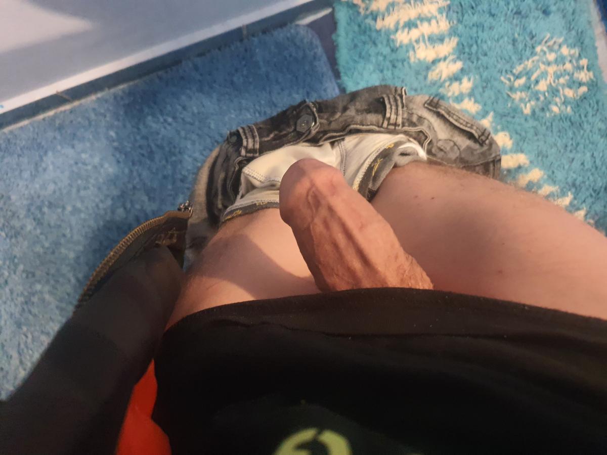 Ploiești - Escorta Sexy - Bună tuturor doamnelor și domnișoarelor mă numesc Iuli am 26 de ani sunt curat discret caut femeie fete pentru a ne simți bine împreună sunt din afara orașului Ploiești la 25 30 km  doresc  fete  si femeie  cu posibilitatea de deplasare nu contează vârstă mai multe detalii pe whasappe atenție nr din anunț este doar pentru mesaje pe whasappe  pozele sunt reale pentru  mai multe detalii  ne desparte  un mesaj  nu deranjați inutil mulțumesc  doar femeie  se accepta  de toate  vârstele potent viril ți am atras atenția cauta