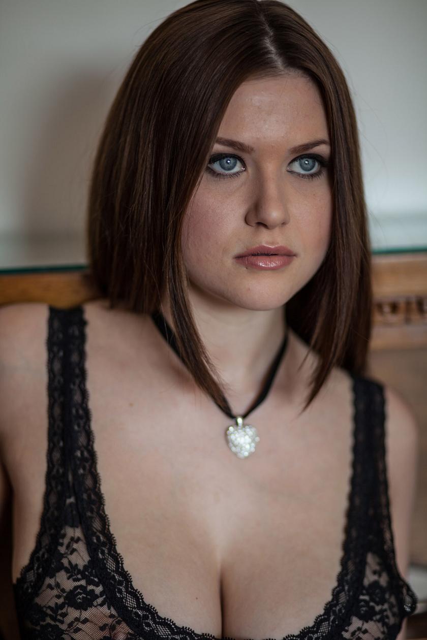 Bucuresti - Escorta Sexy - Ptr mine conteaza f mult ca intalnirea noastra sa fie una reusita si la sfarsit sa fim amandoi cu zambetul pe buze si satisfacuti.  Daca iti place ce vezi, suna-ma ptr alte detalii la tel O9O6-760-645 sau raspund si la sms pe nr scurt 1533, doar sa trimiti textul PLACERE si sa ai peste 18 ani.  Sunt comunicativa si plina de viata.  Non stop, tarif 1, 3 eur/min si 1, 5 eur/sms, fara tva