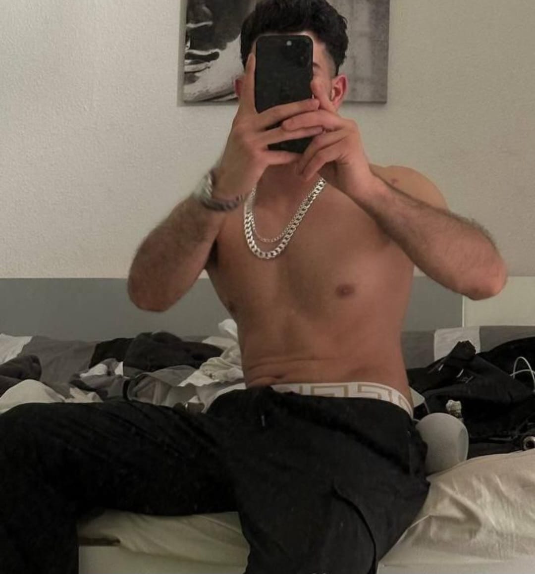 Bucuresti - Escorta Sexy - Hey, eu sunt david sunt bi ?i sunt activ.  am 30  de ani.  sunt romantic pasional, sunt si hard .  îmi place sexul, îmi place s? incerc lucruri noi .  Eu sunt un tip calm, glumet, prietenos, îmi place s? petrec ?i de asemenea îmi place viata ?i mi plac aventurile ?i petrecerile .  pot veni eu la tine, sau pensiune.  ?in sa men?ionez ca pentru mine discre?ia e destul de importanta de asemenea ?i igiena ta.  
Restul de toate acestea le putem descoperi împreun?.  .  .  DISCUTILE INTERMINABILE VOR PRIMI BLOCK!!!!